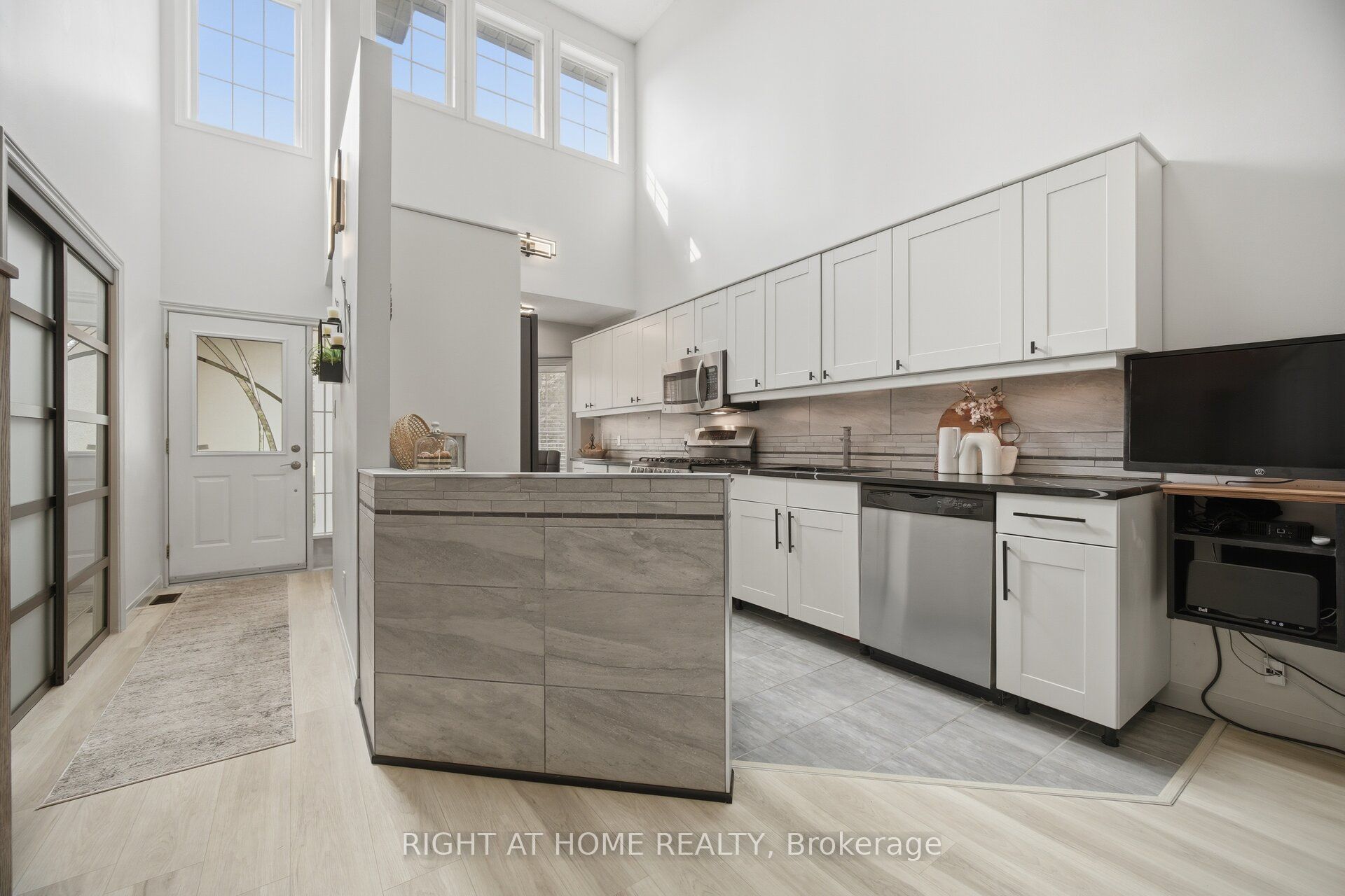 3064 Lakeshore Road W