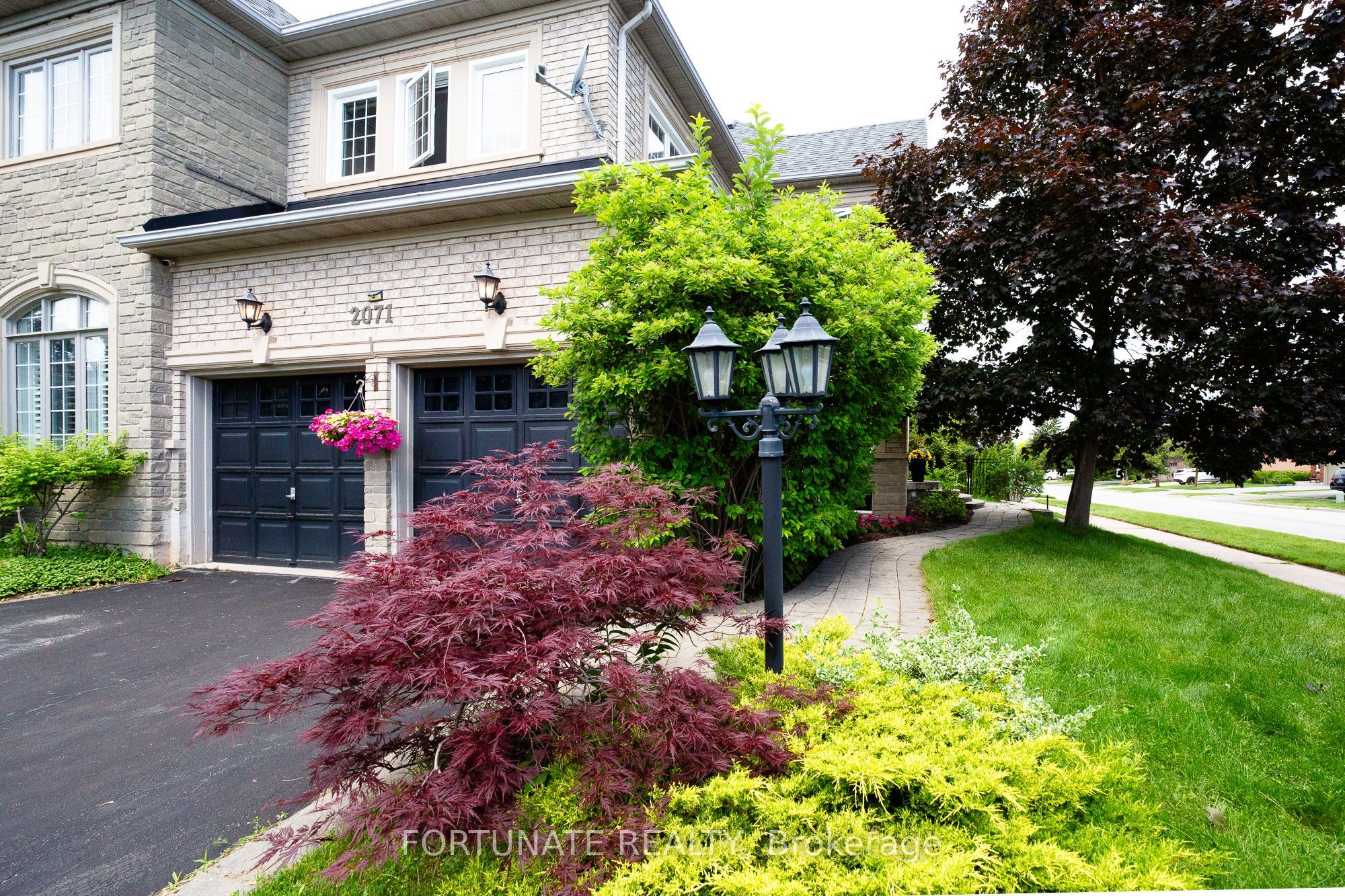 2071 Pinevalley Crescent
