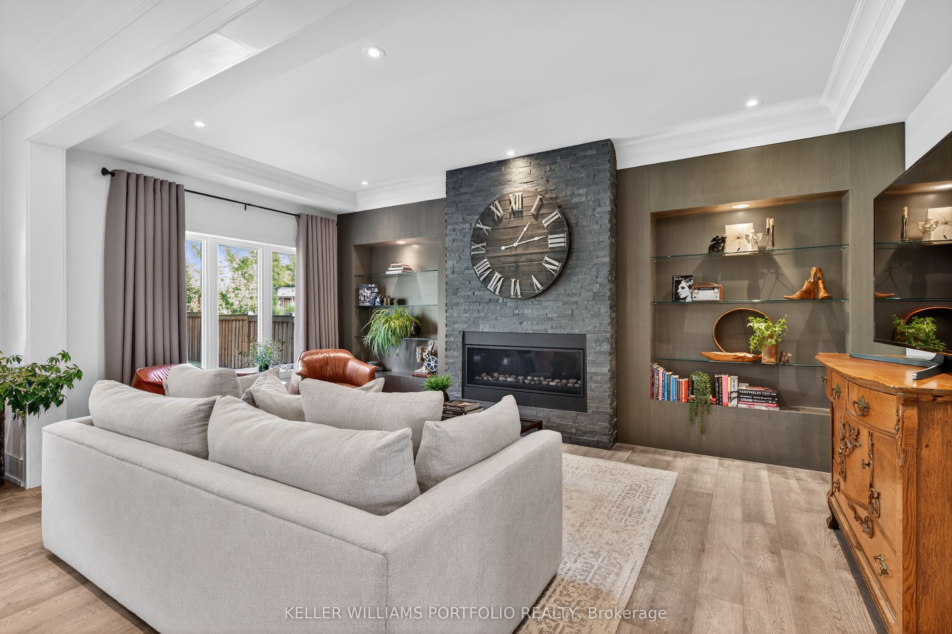 28 Manor Glen Crescent