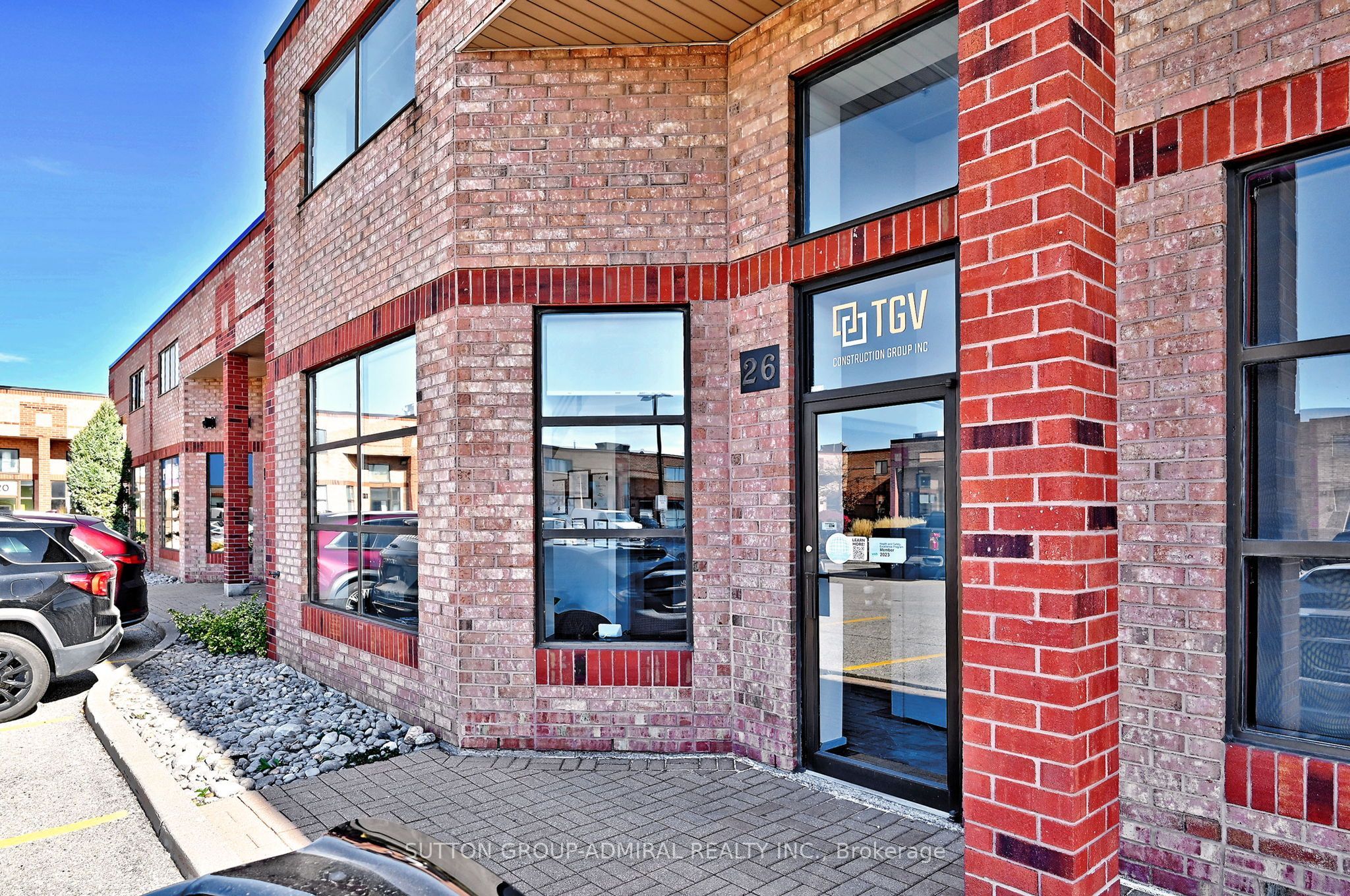 160 Applewood Crescent 26