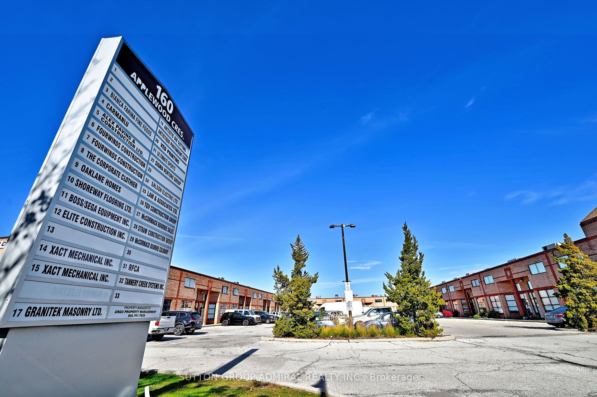 160 Applewood Crescent 26