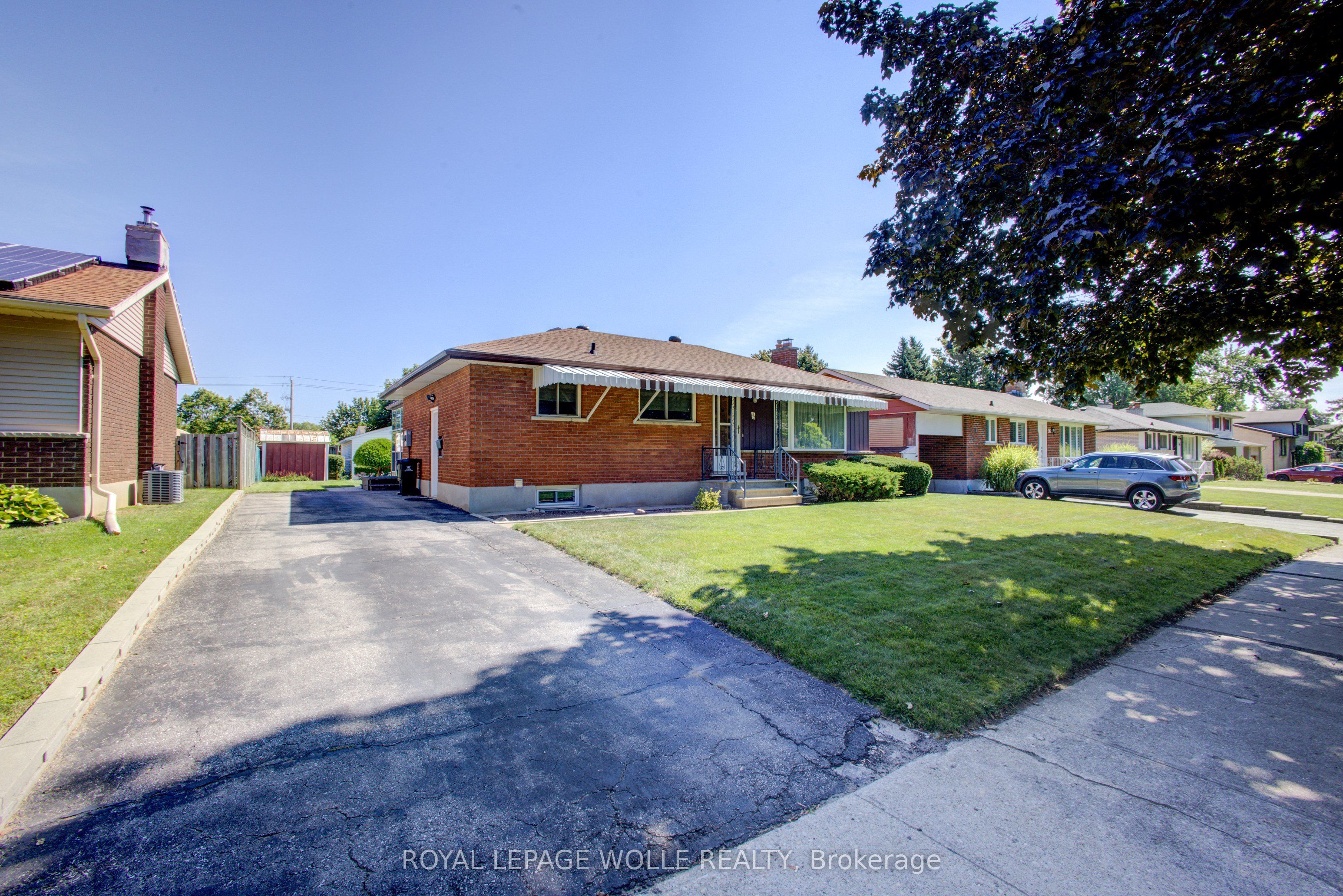 52 Queenston Crescent