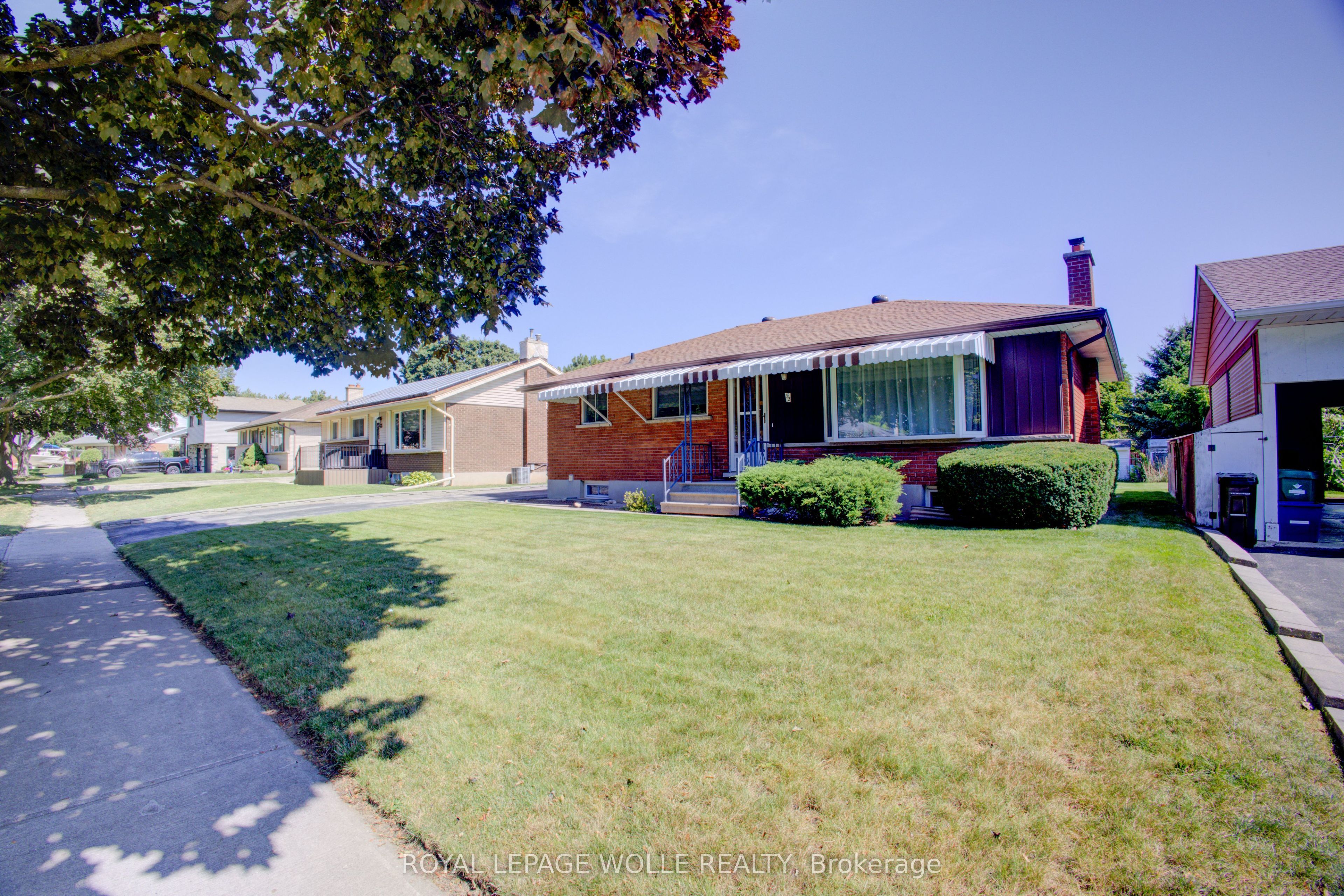 52 Queenston Crescent
