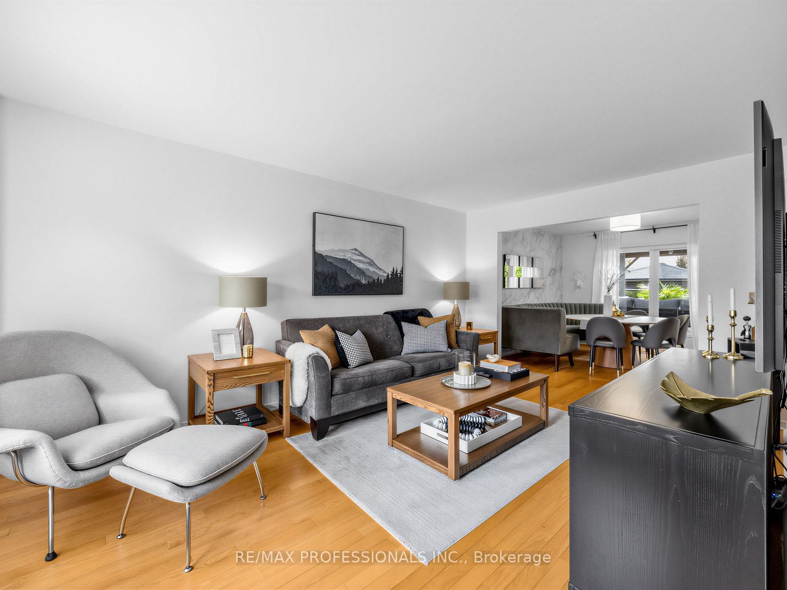 1025 Moorelands Crescent