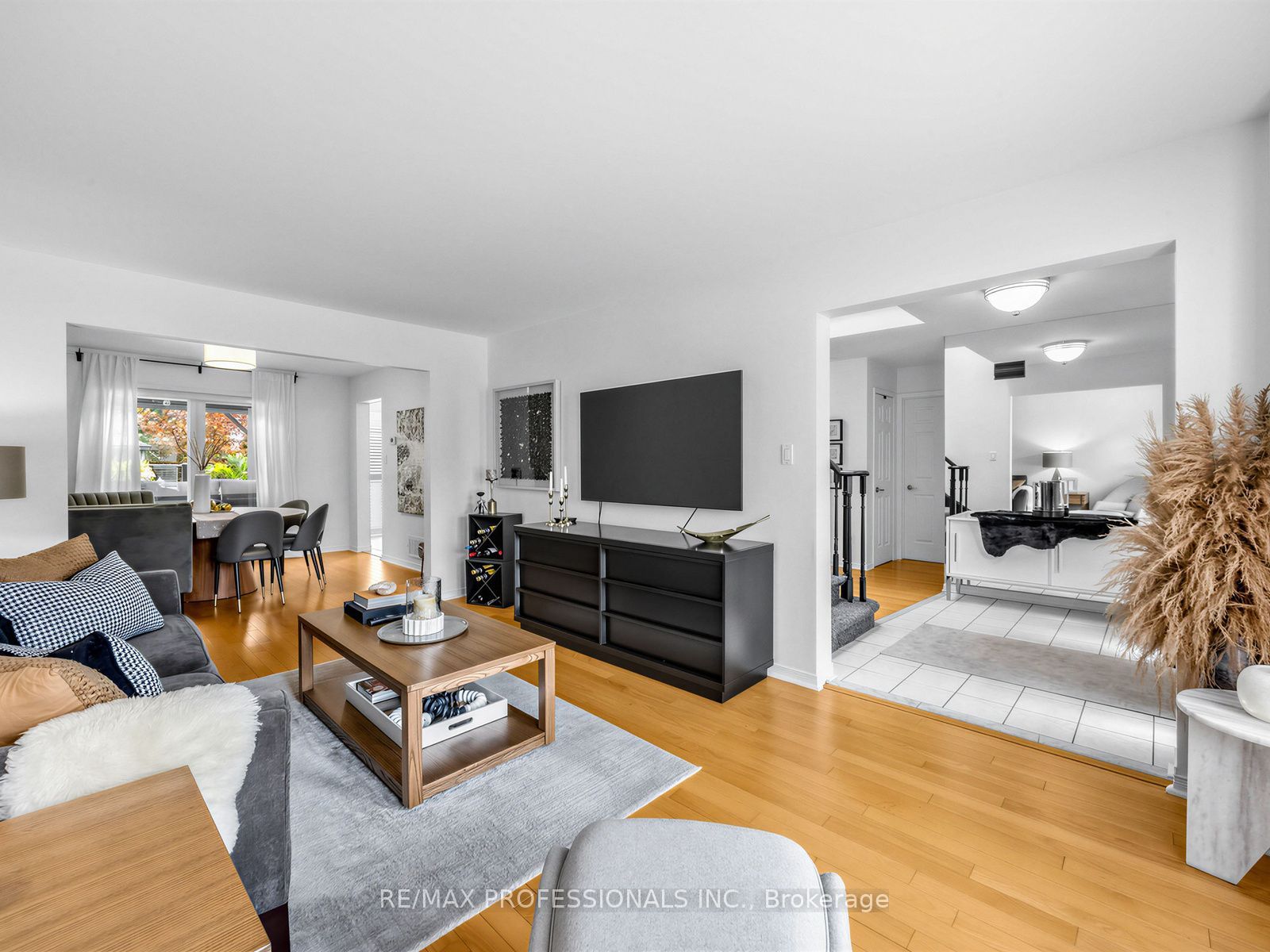 1025 Moorelands Crescent