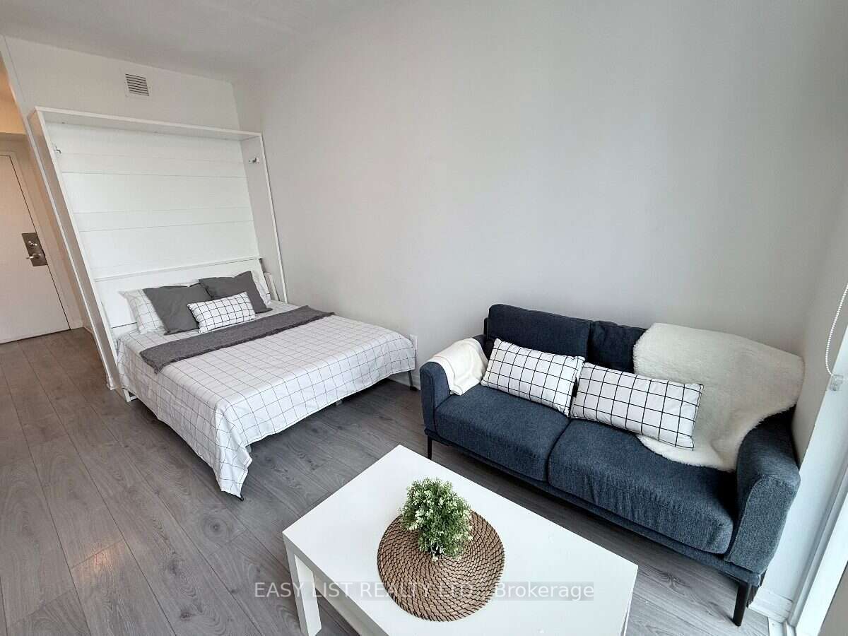 1900 Simcoe Street N 542