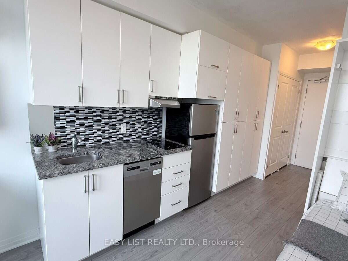 1900 Simcoe Street N 542