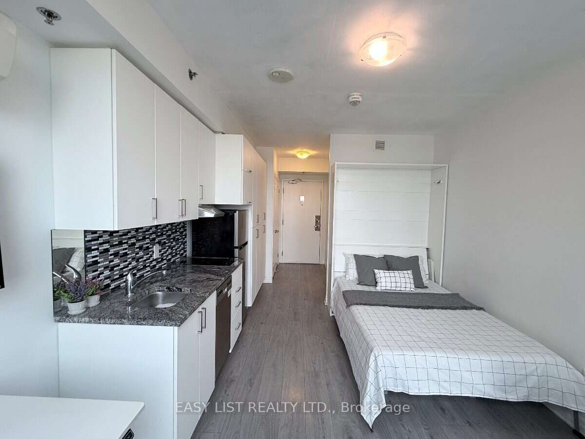 1900 Simcoe Street N 542