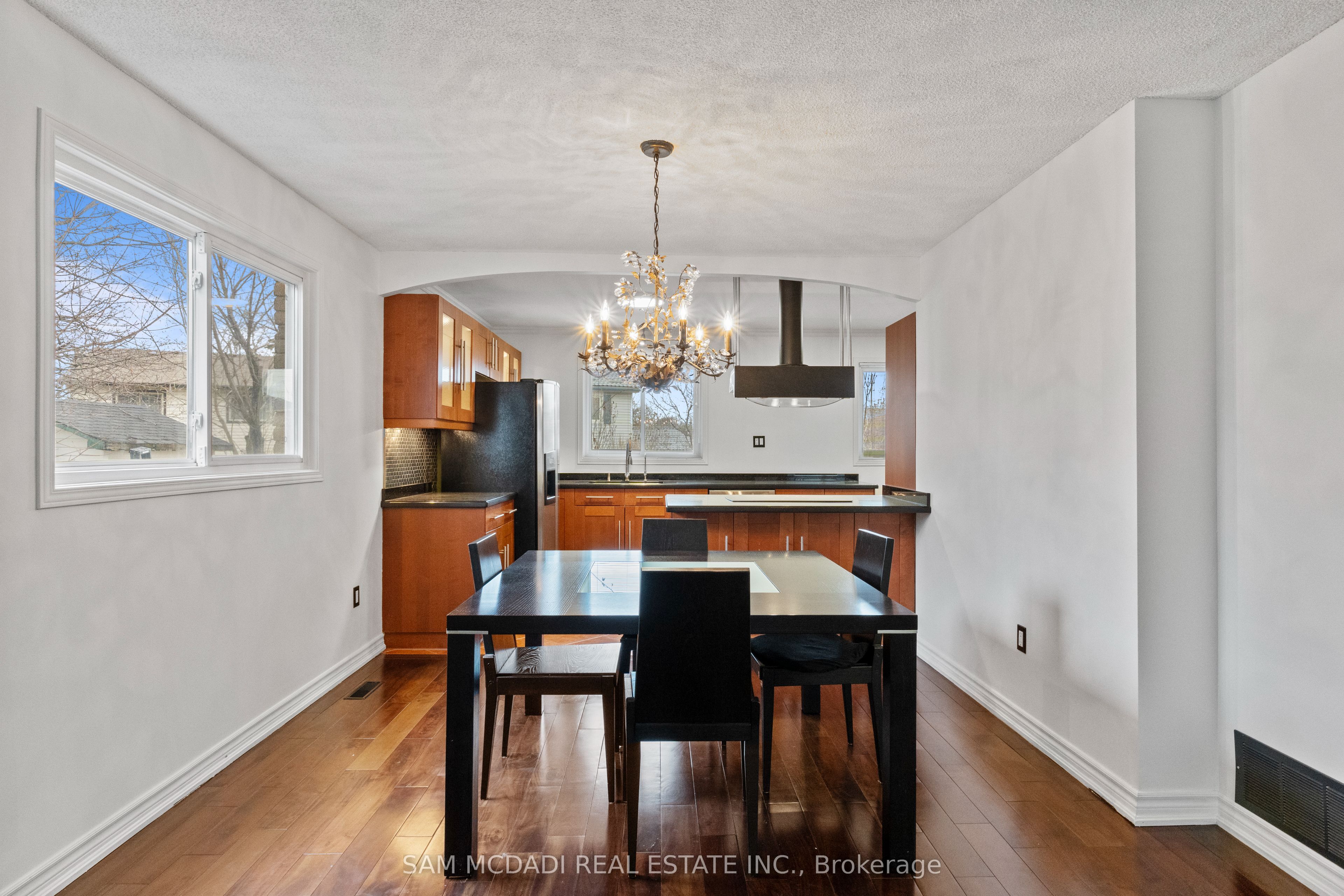 6085 Starfield Crescent