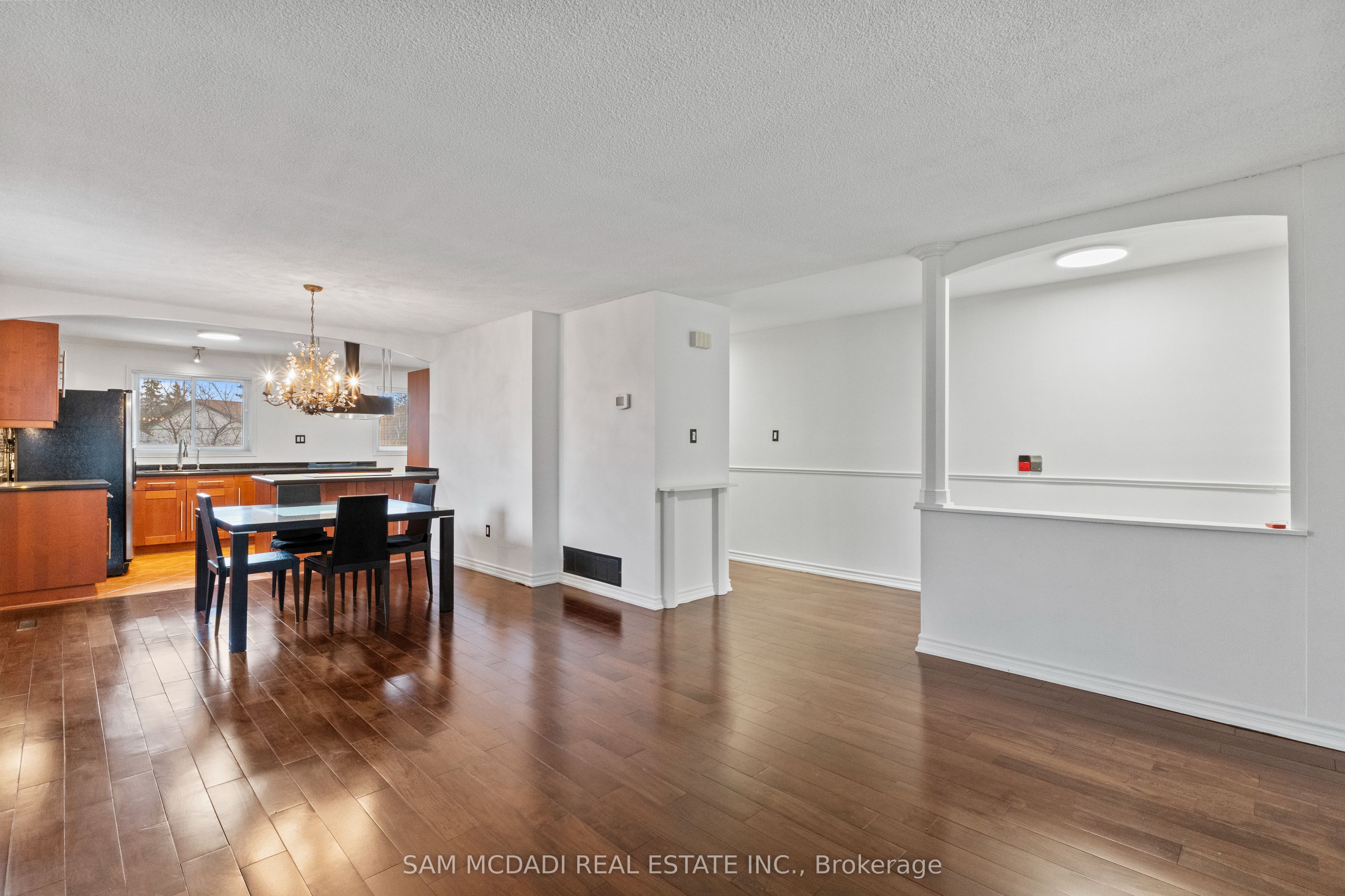 6085 Starfield Crescent