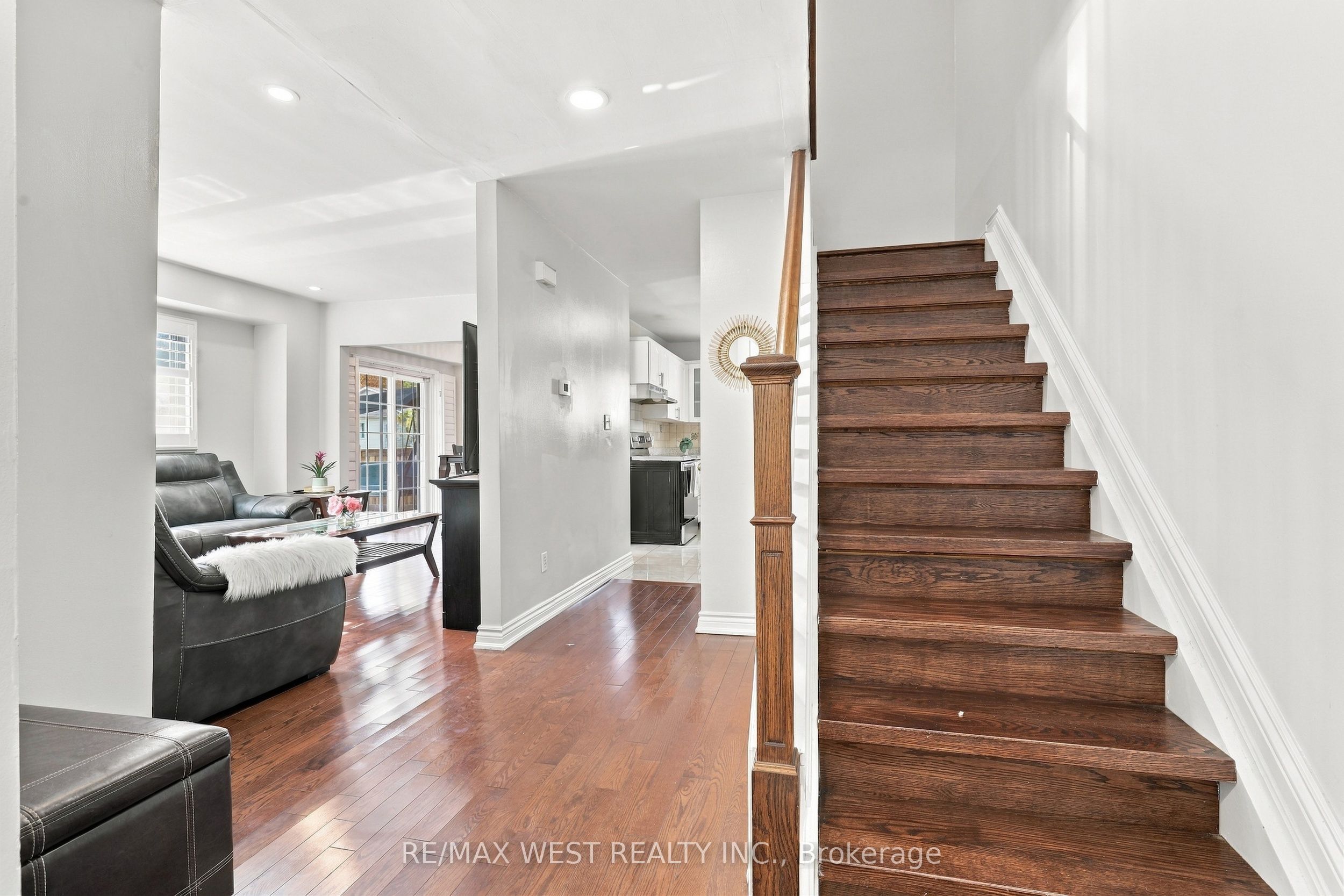 12 Waverly Street S