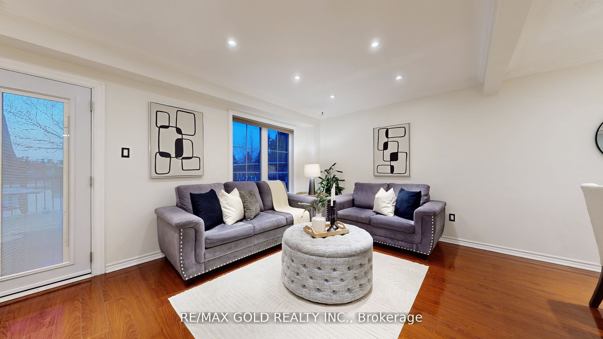 156 Royal Salisbury Way