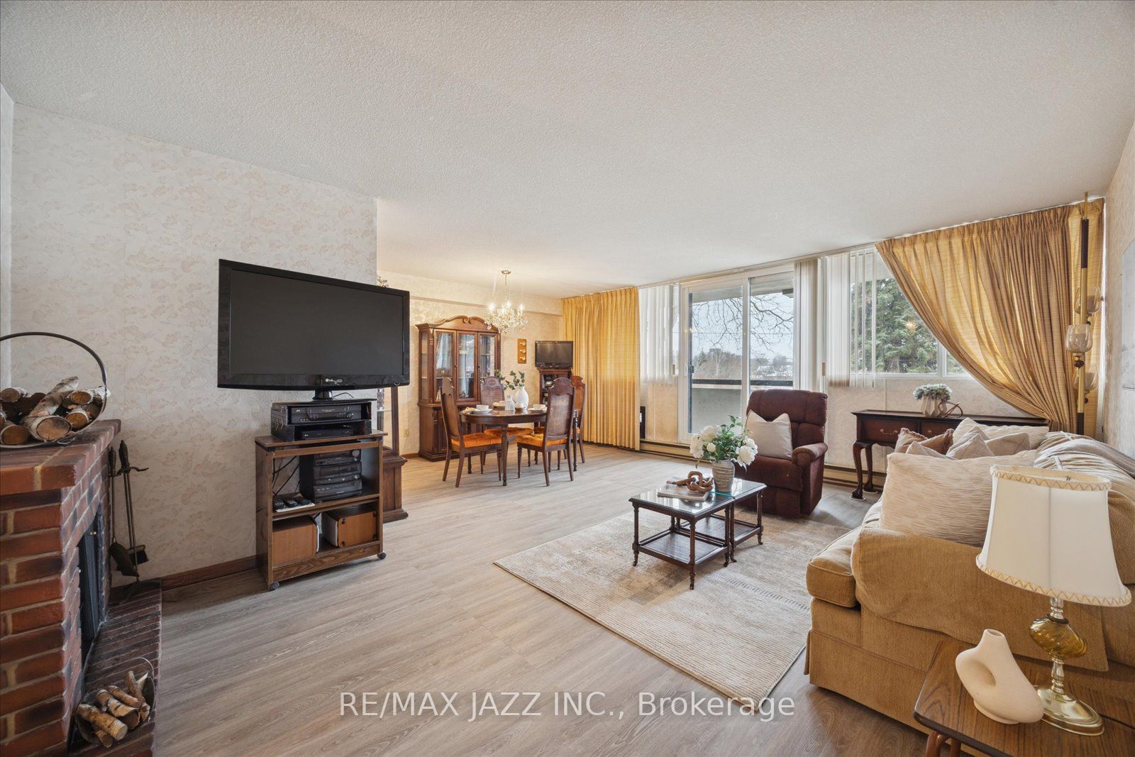 120 Elgin Street W 102