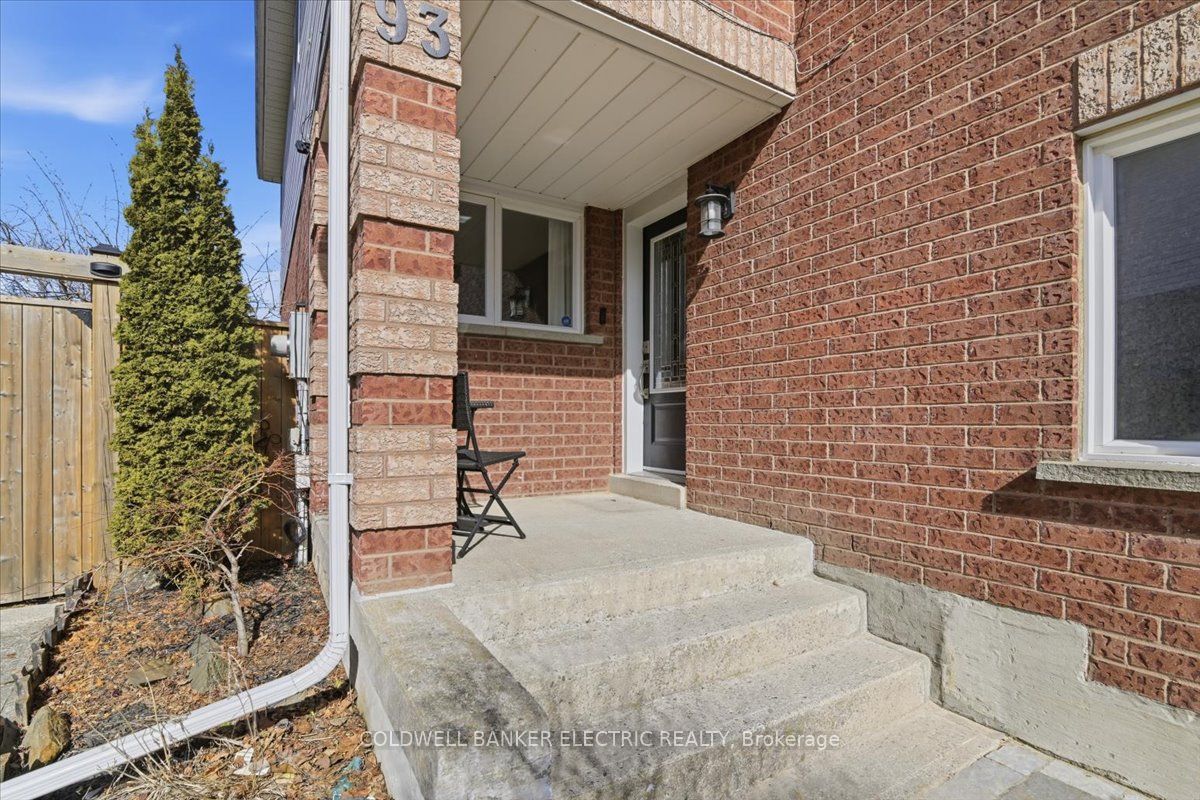 93 Farncomb Crescent