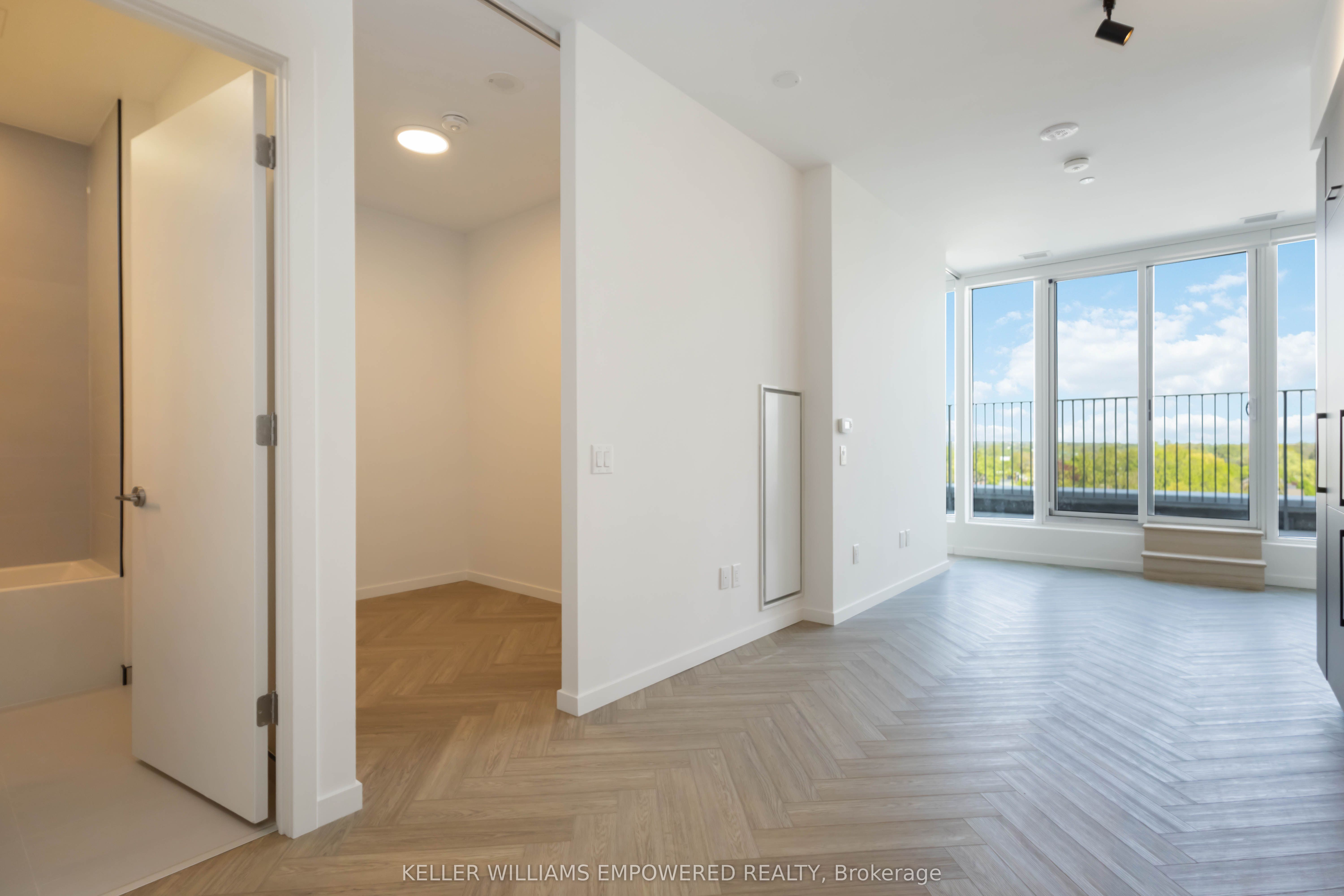 689 The Queensway Street 818