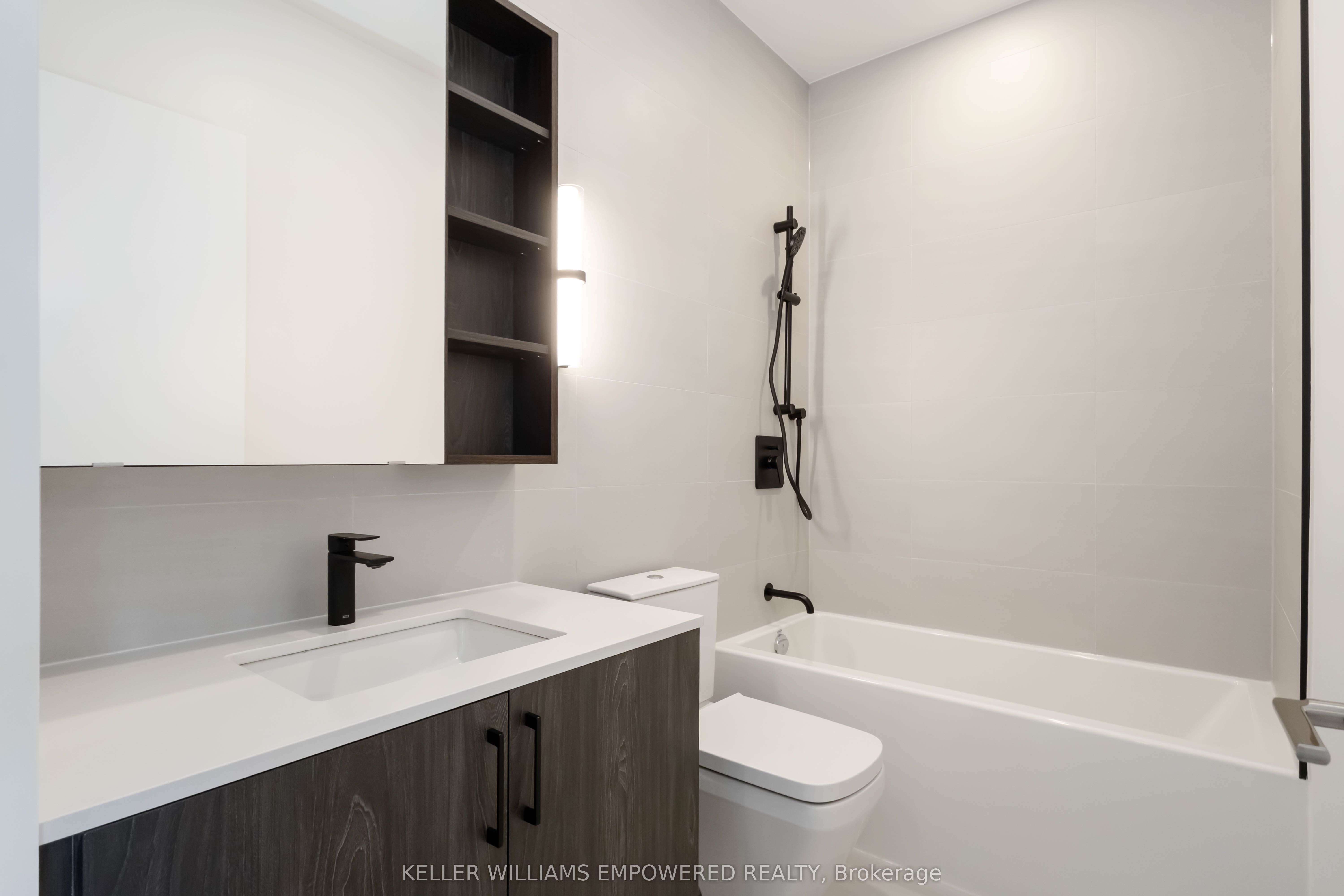 689 The Queensway Street 818