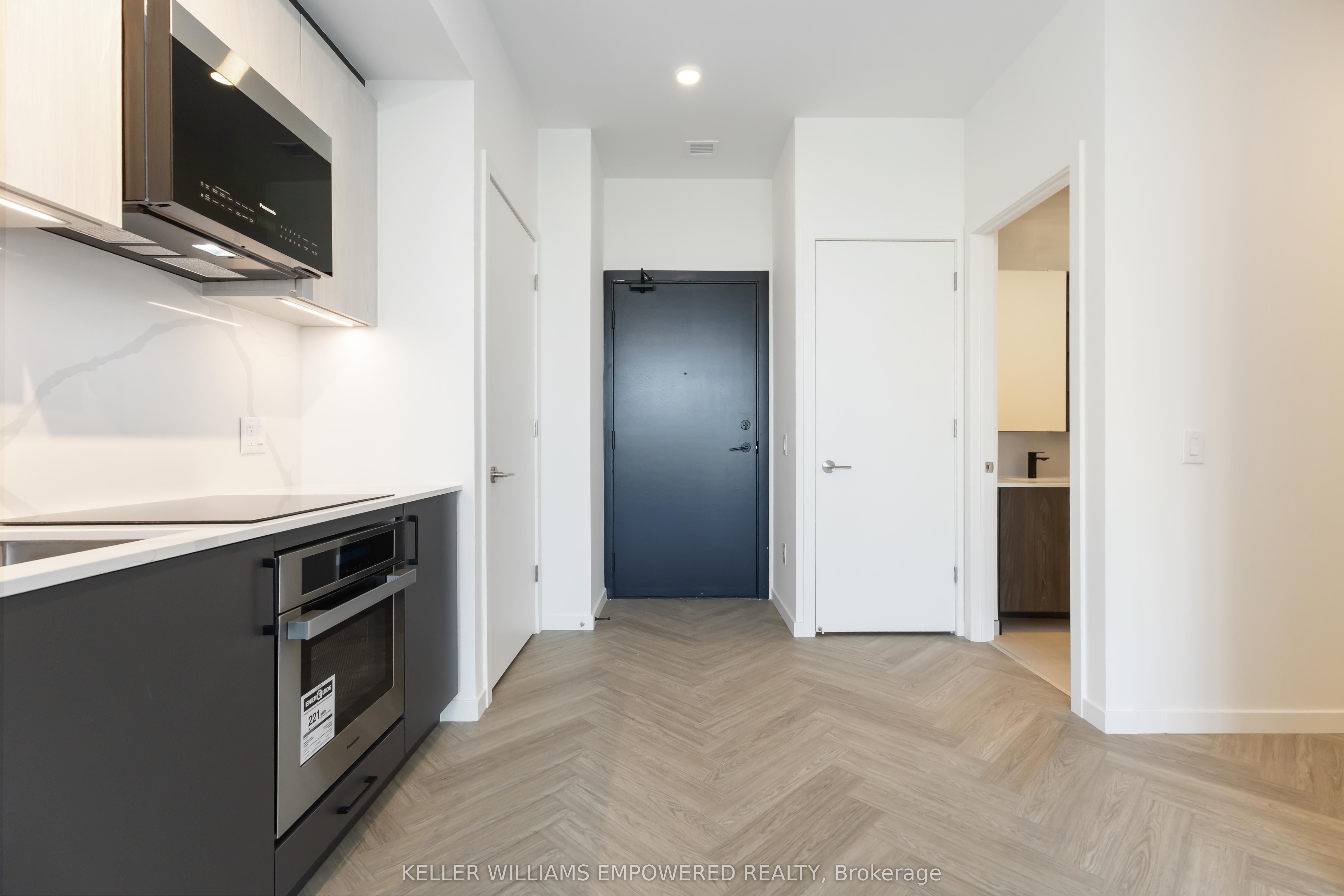 689 The Queensway Street 818