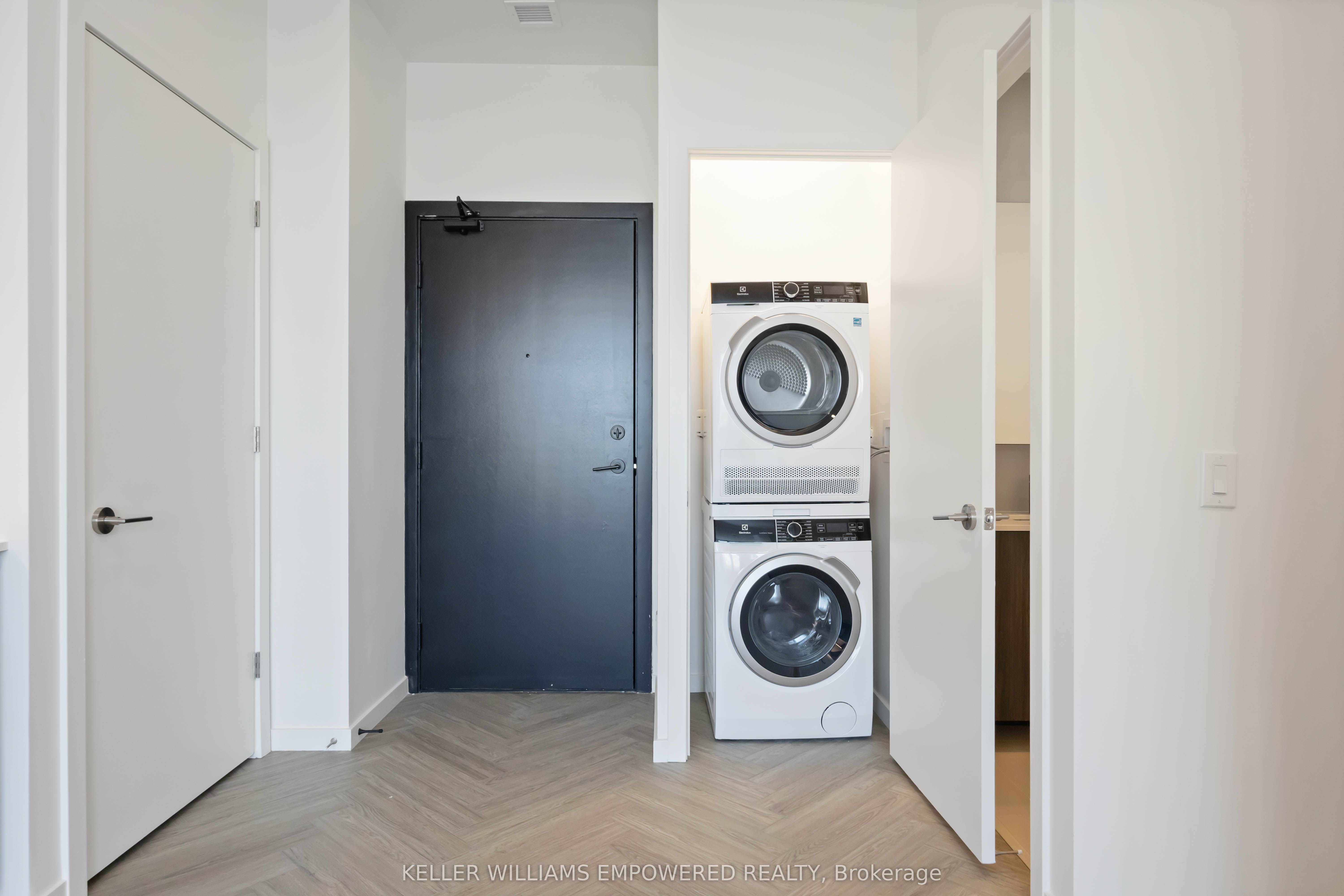 689 The Queensway Street 818