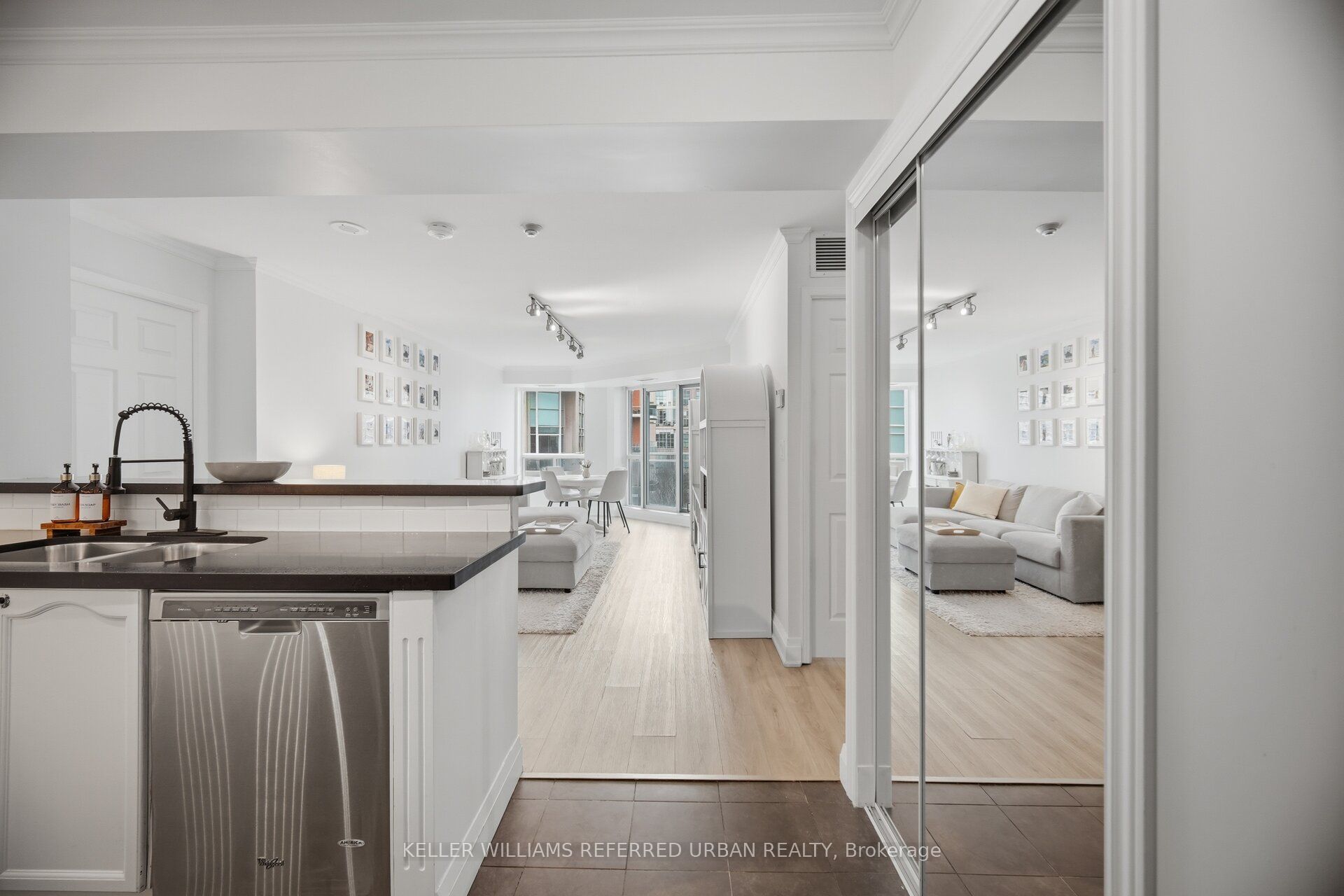 190 Manitoba Street 707