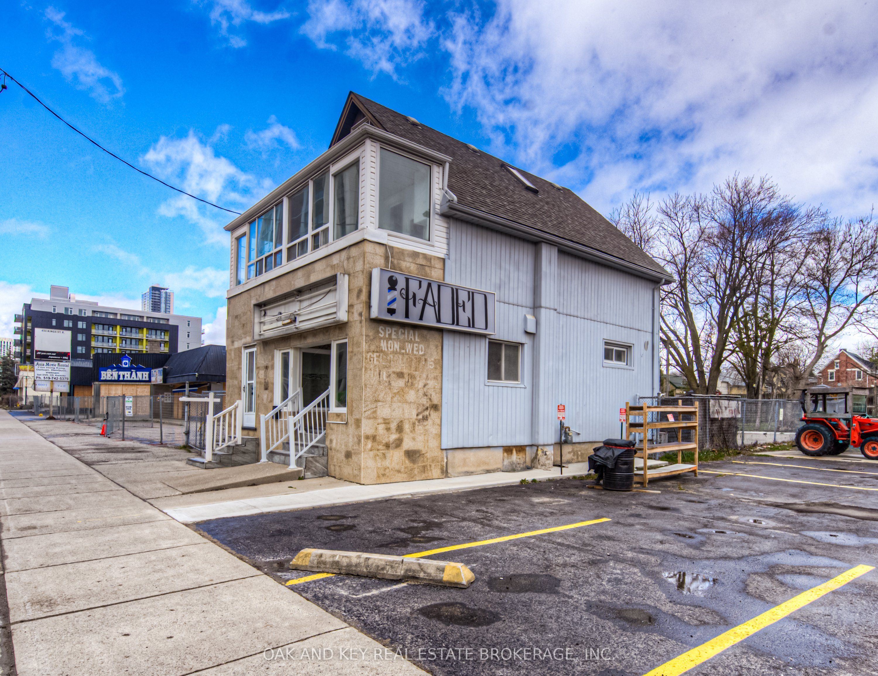 496 King Street E