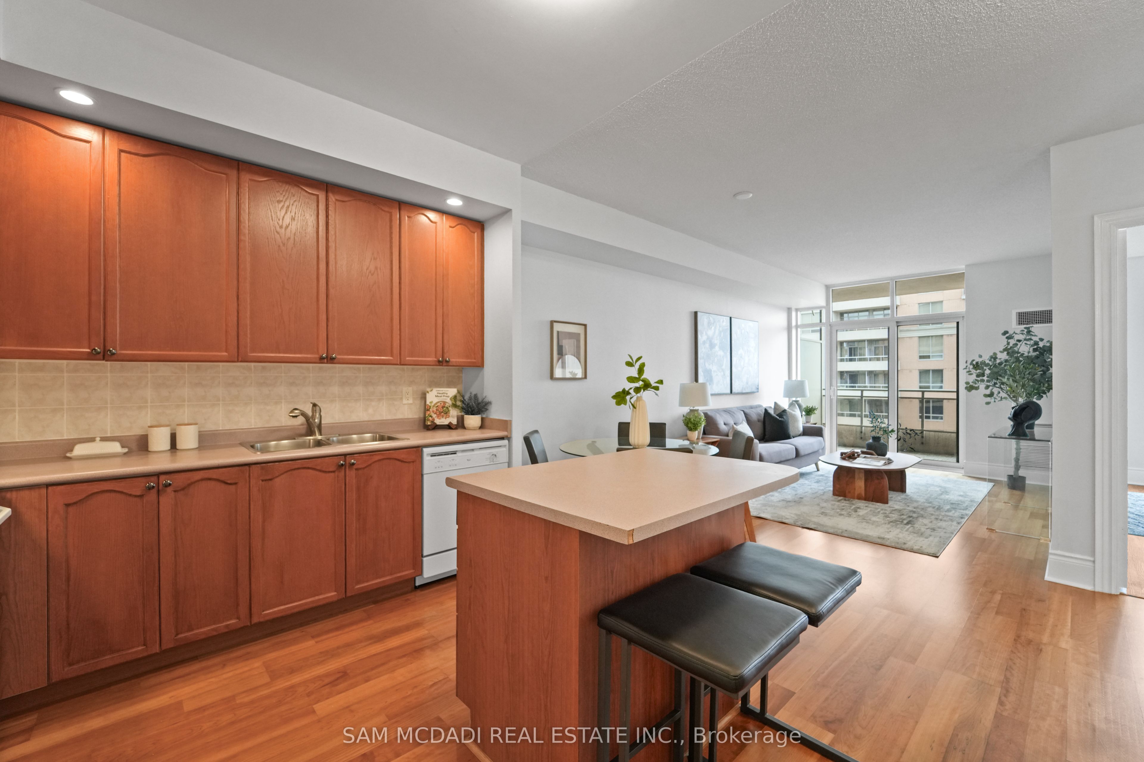 5229 Dundas Street W 2002