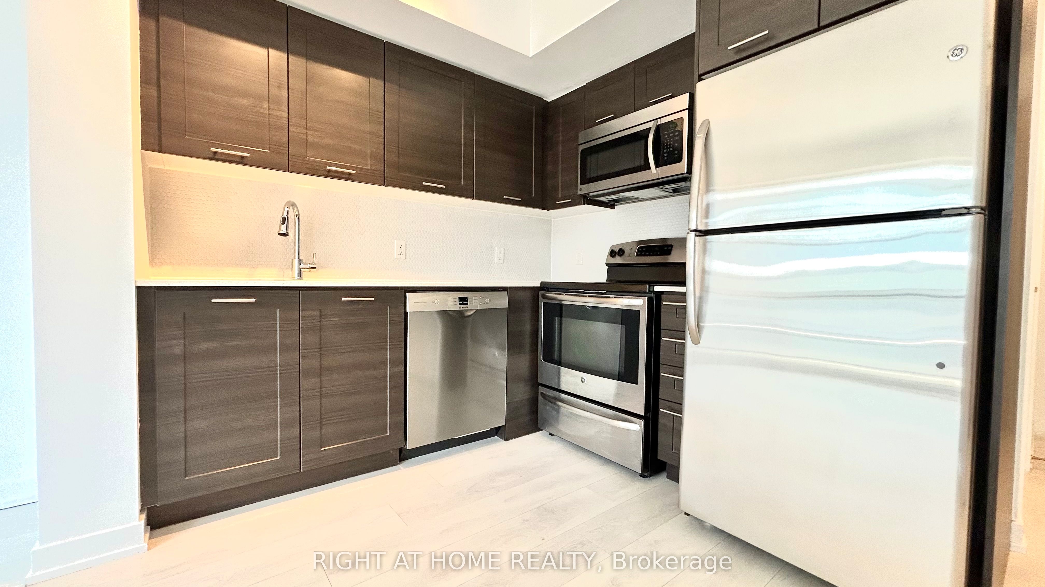 2212 Lake Shore Boulevard W 613