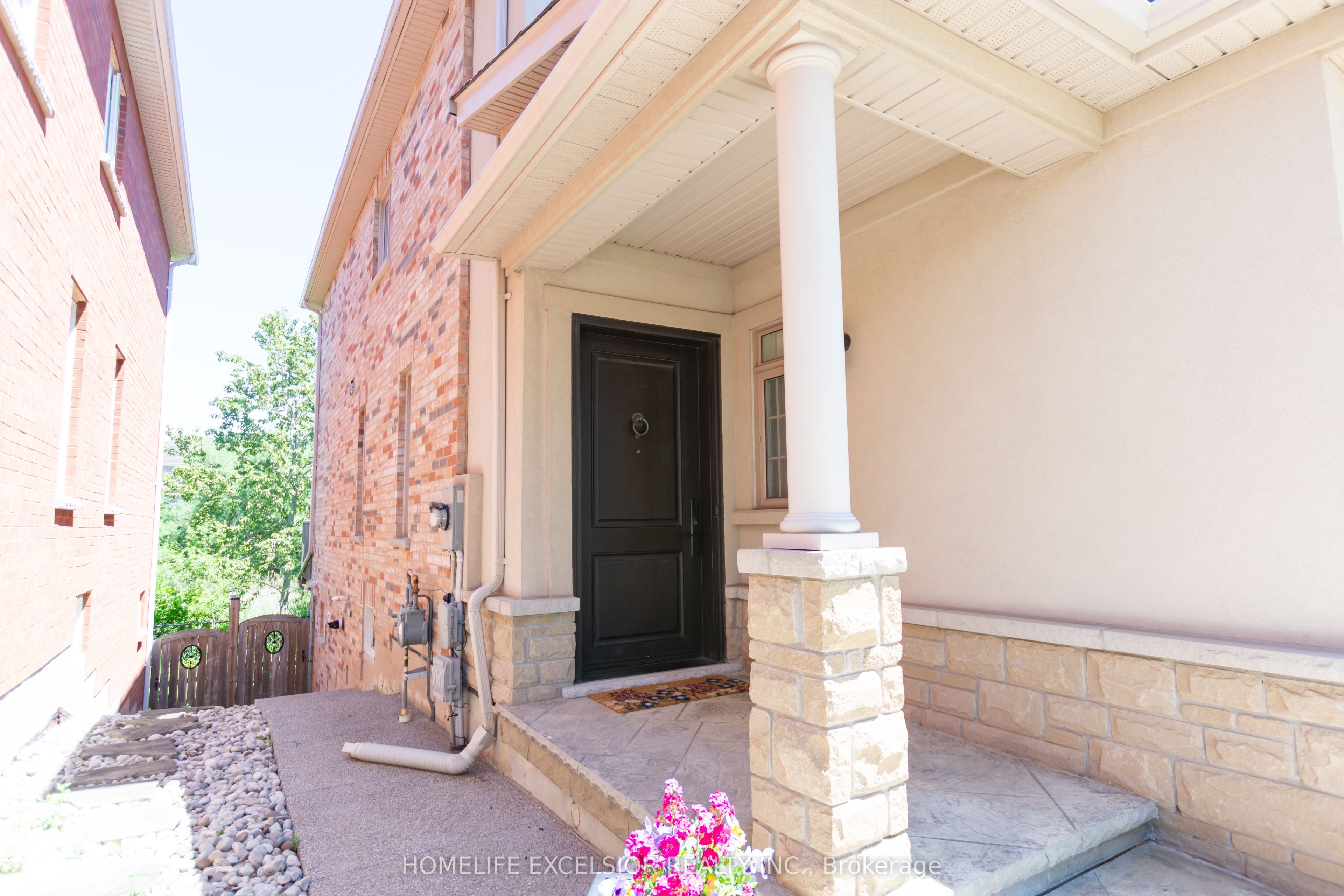 2425 QUETICO Crescent