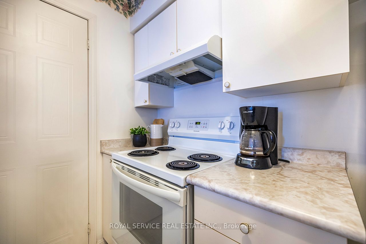 95 Wellington Street 208