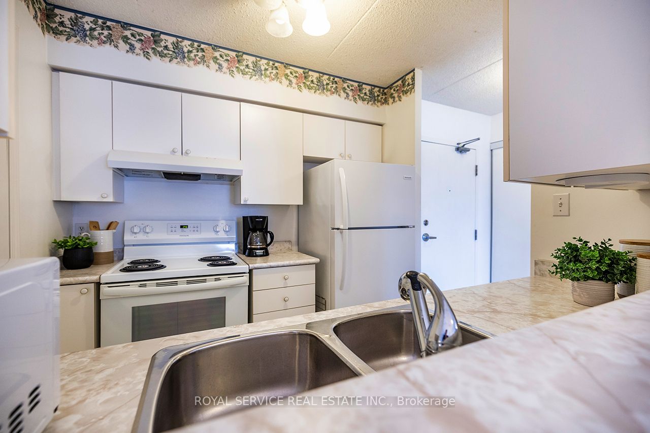 95 Wellington Street 208