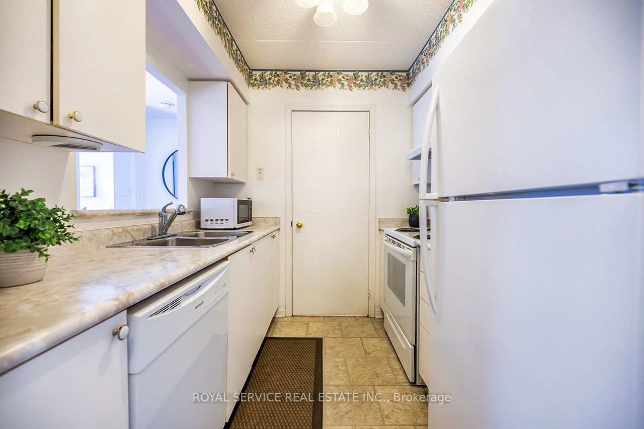 95 Wellington Street 208