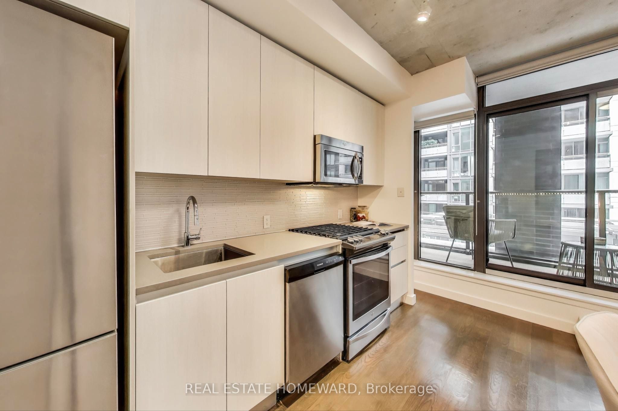 111 Bathurst Street 320