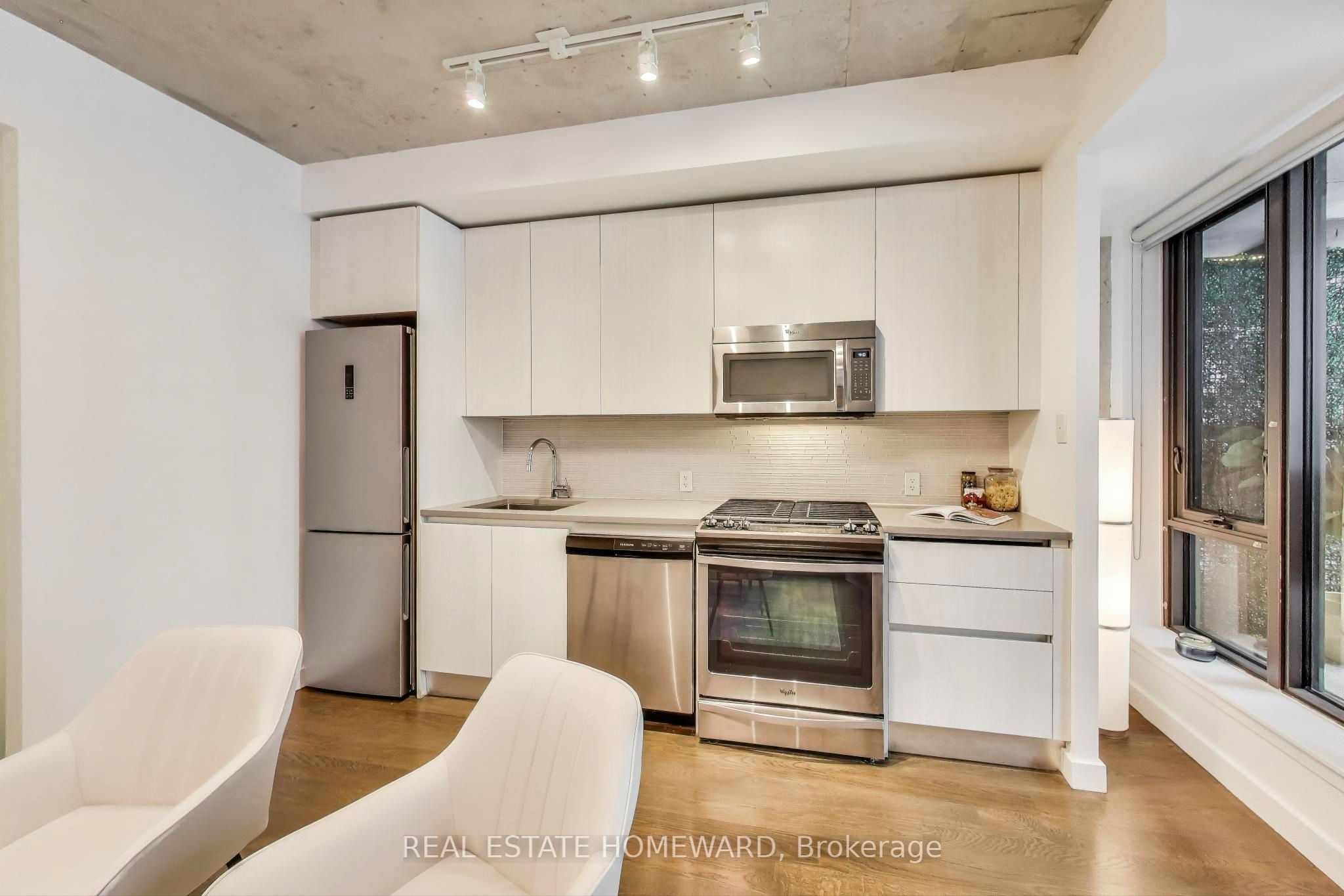 111 Bathurst Street 320