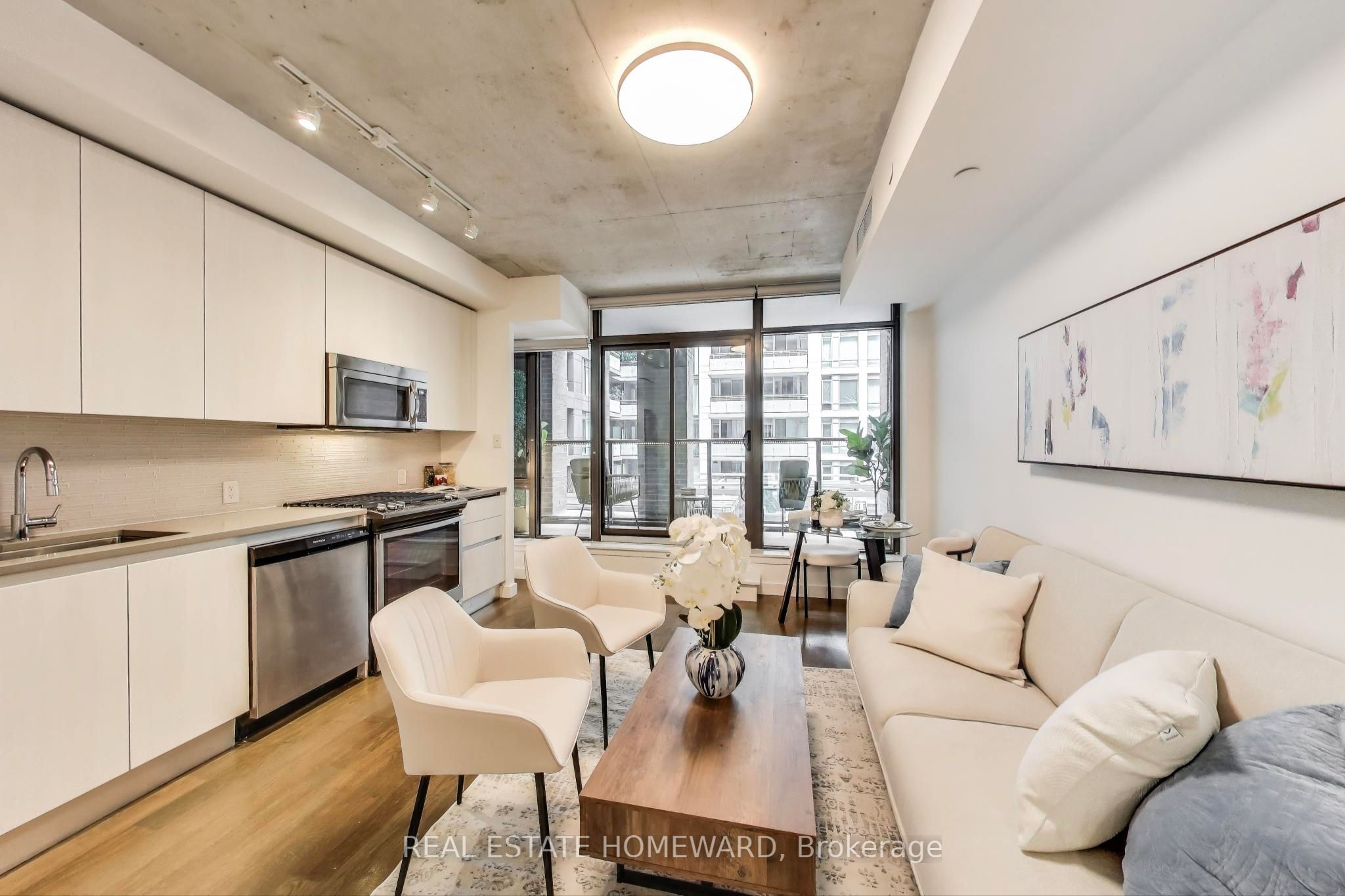 111 Bathurst Street 320
