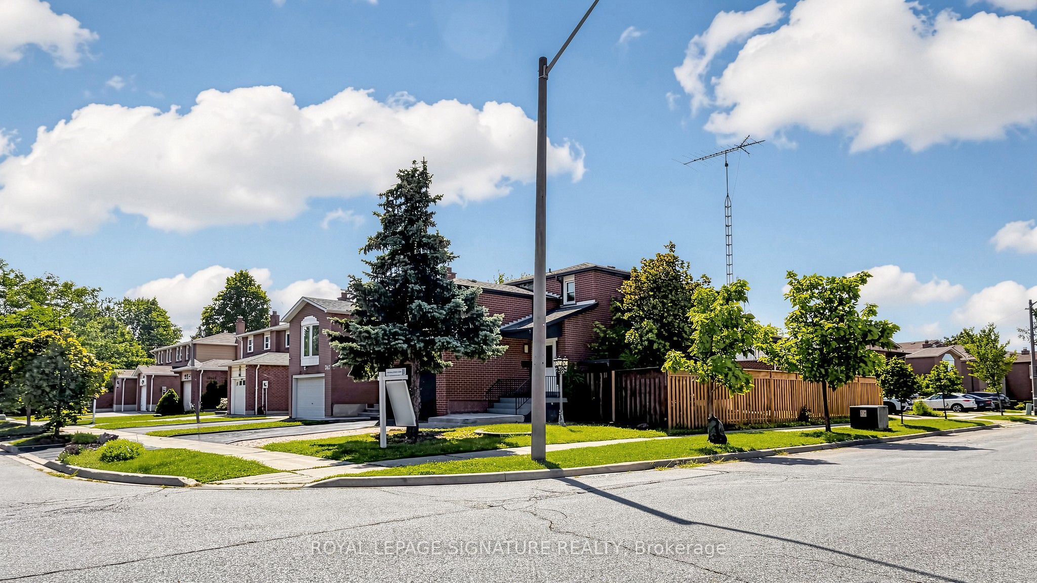 784 Galloway Crescent