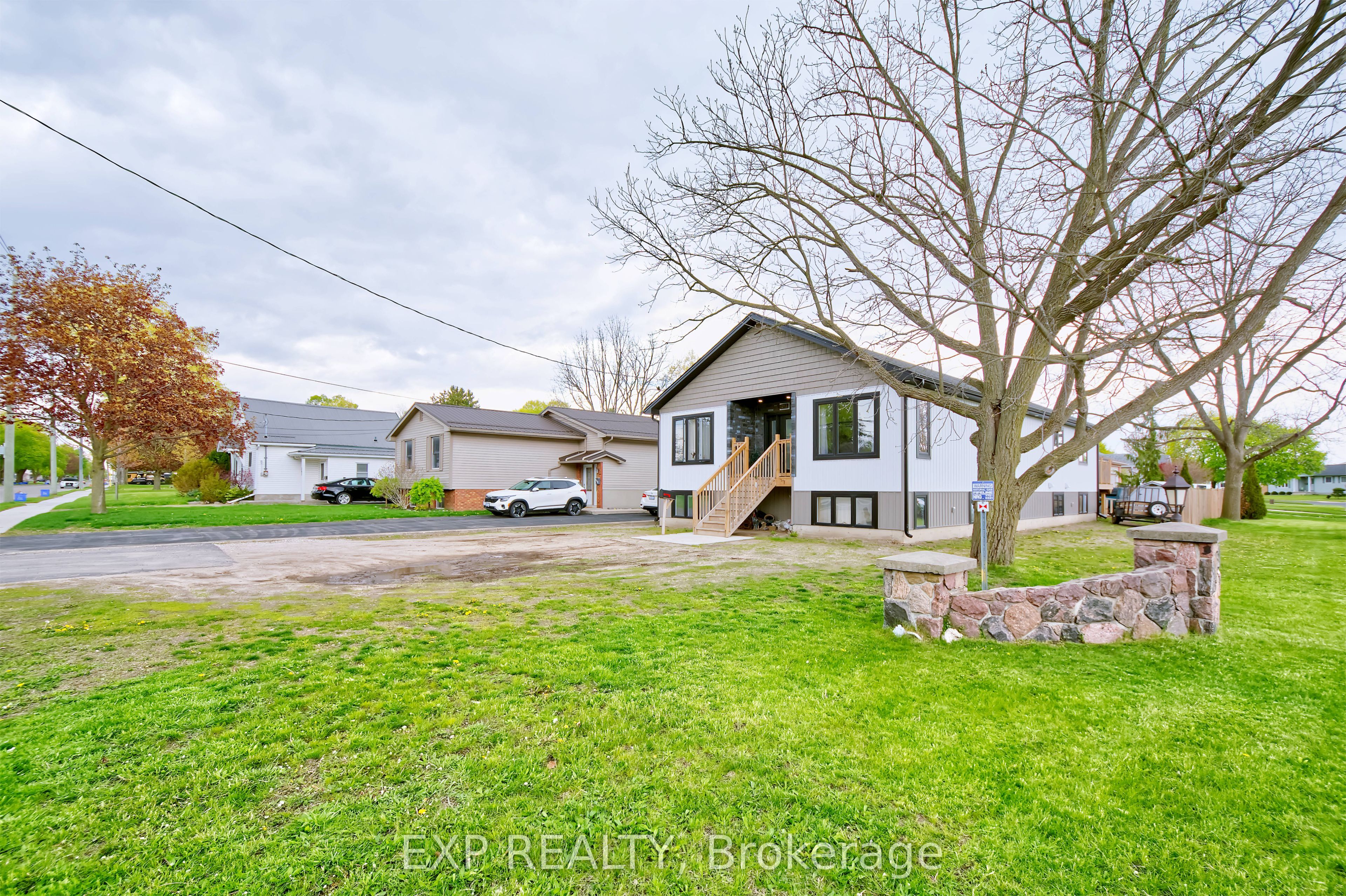313 John Street S