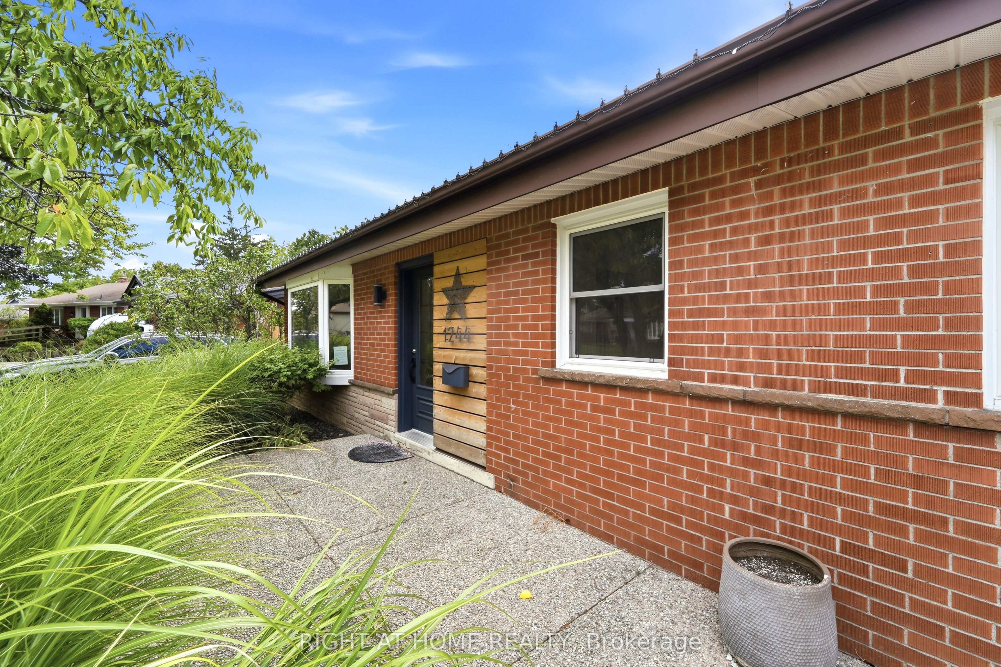 1244 De Quincy Crescent