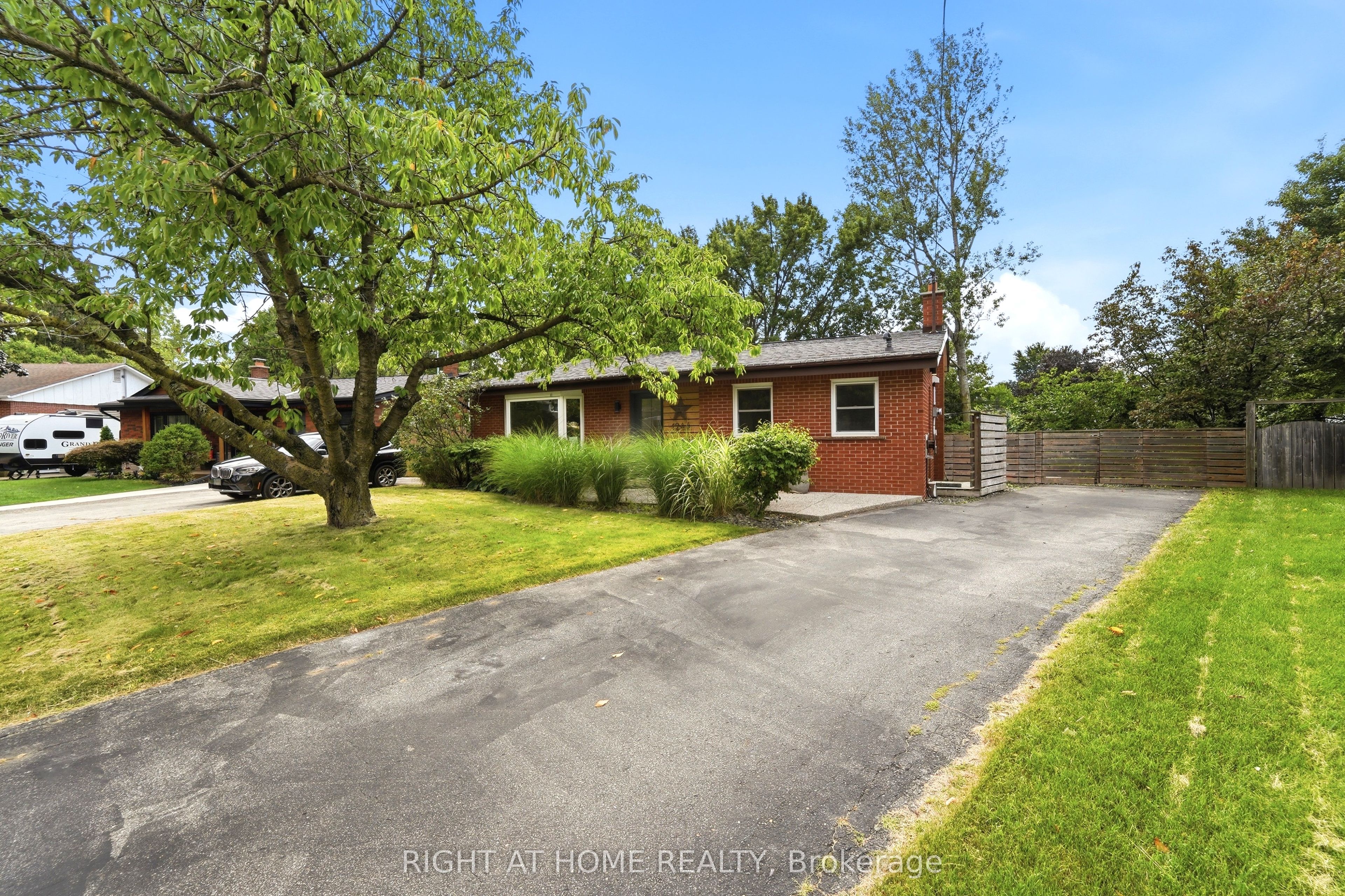 1244 De Quincy Crescent
