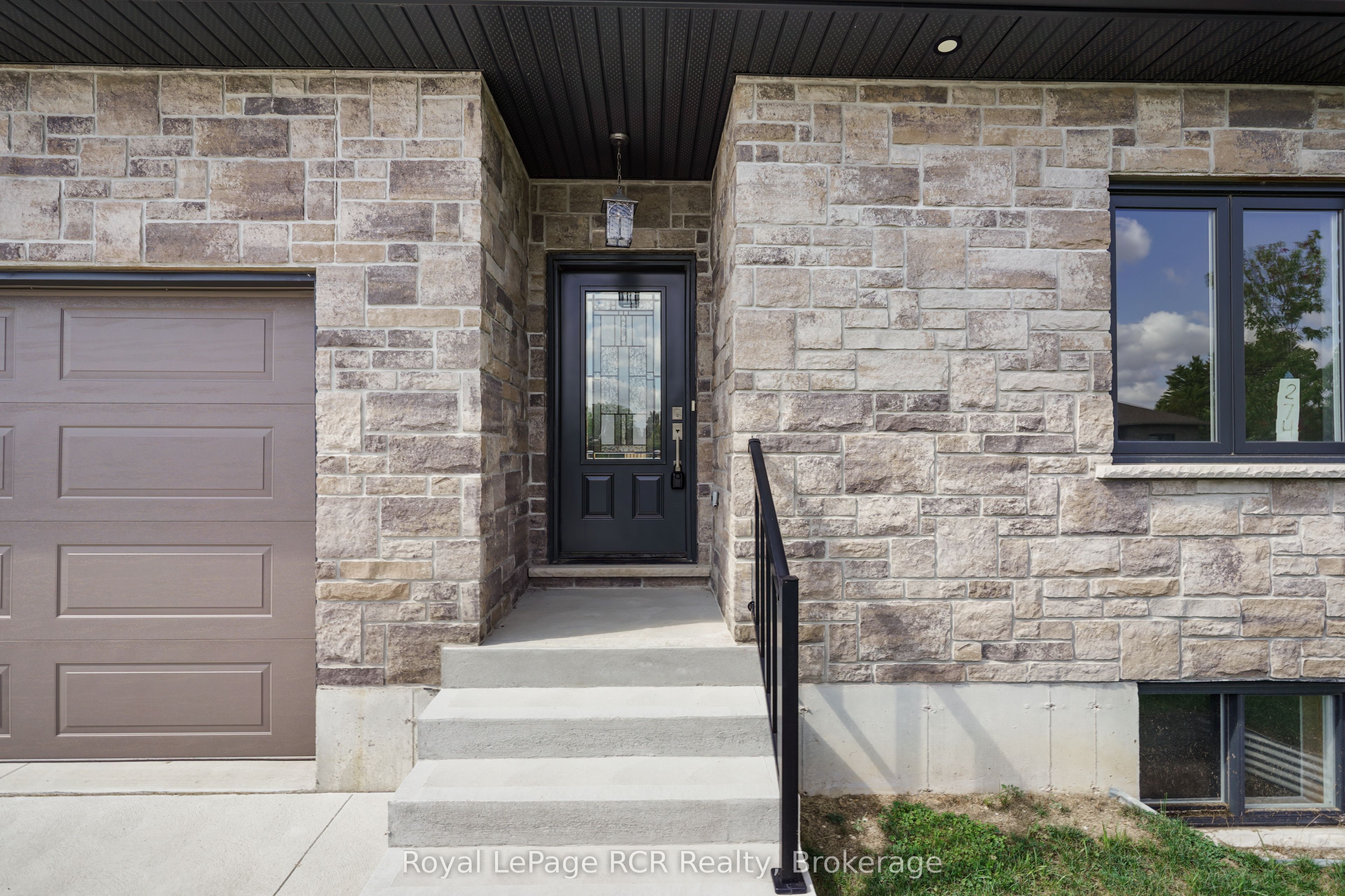274 Queen Street S