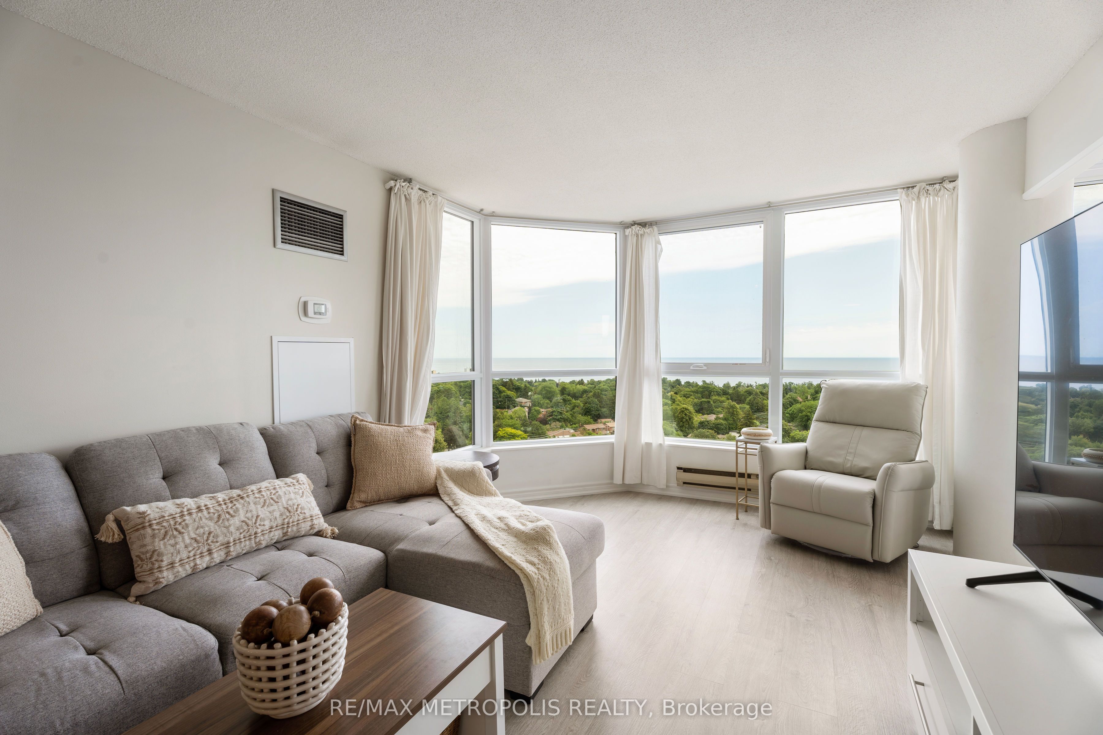 3233 Eglinton Avenue E 1707