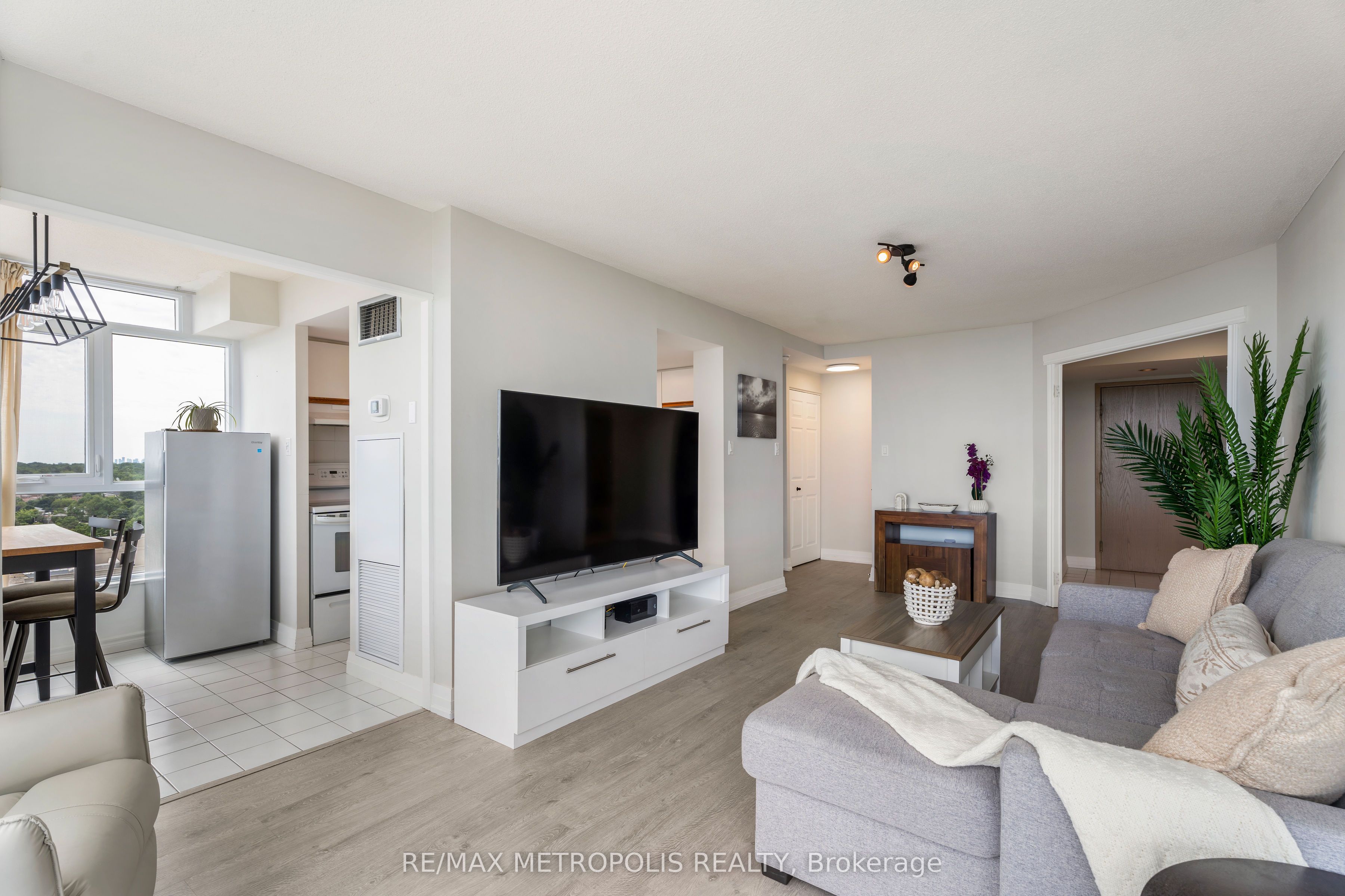 3233 Eglinton Avenue E 1707