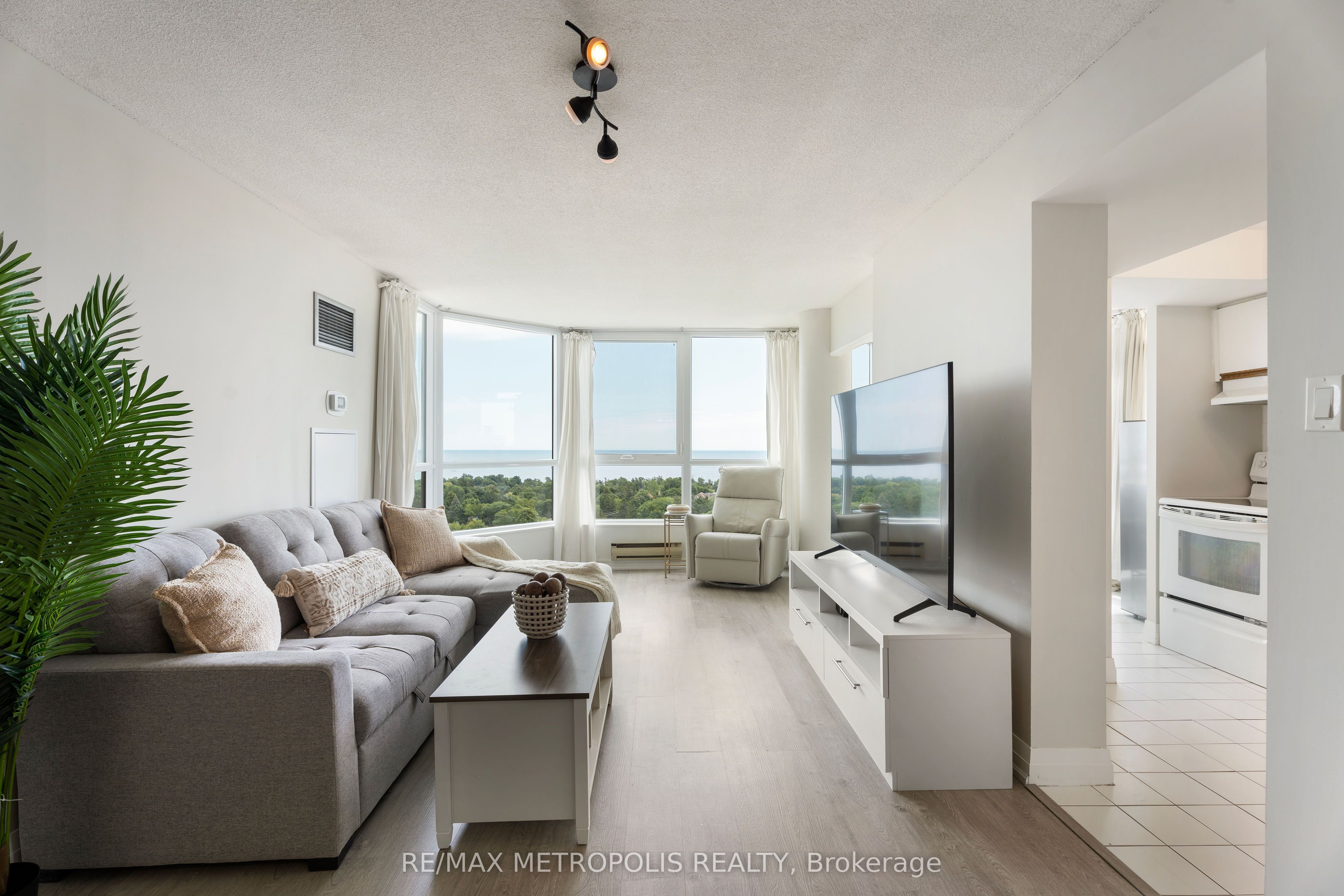 3233 Eglinton Avenue E 1707