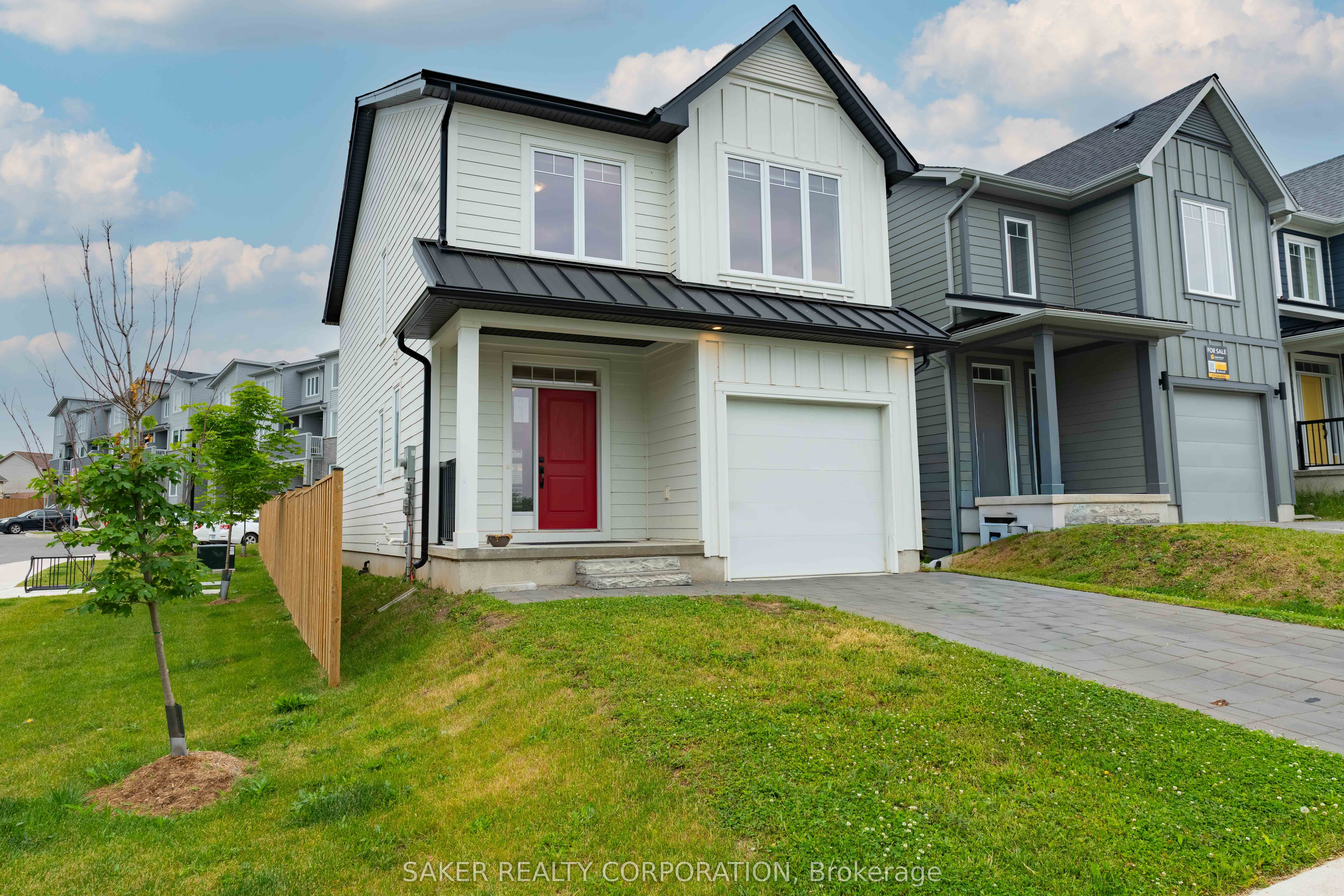 939 Deveron Crescent
