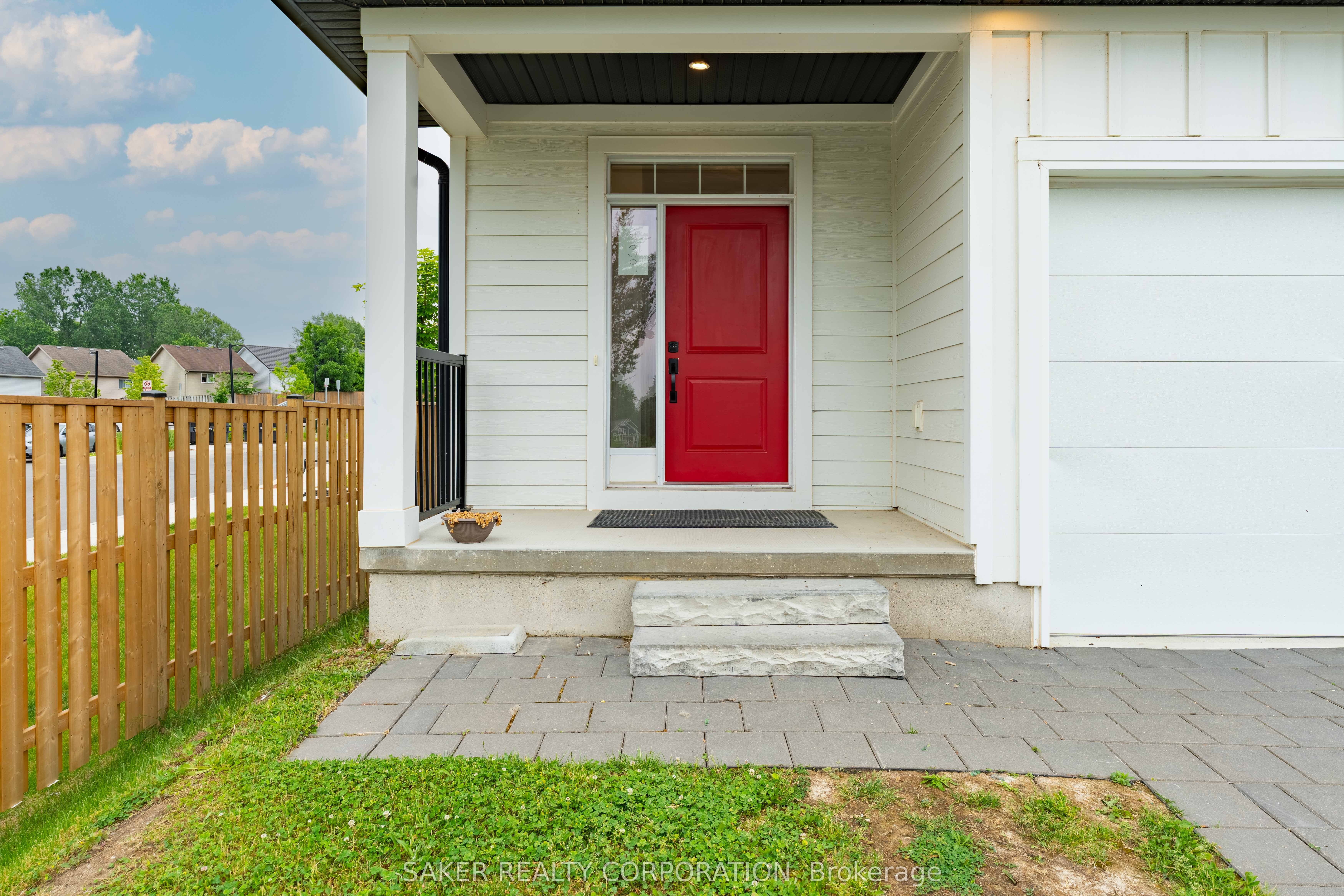 939 Deveron Crescent
