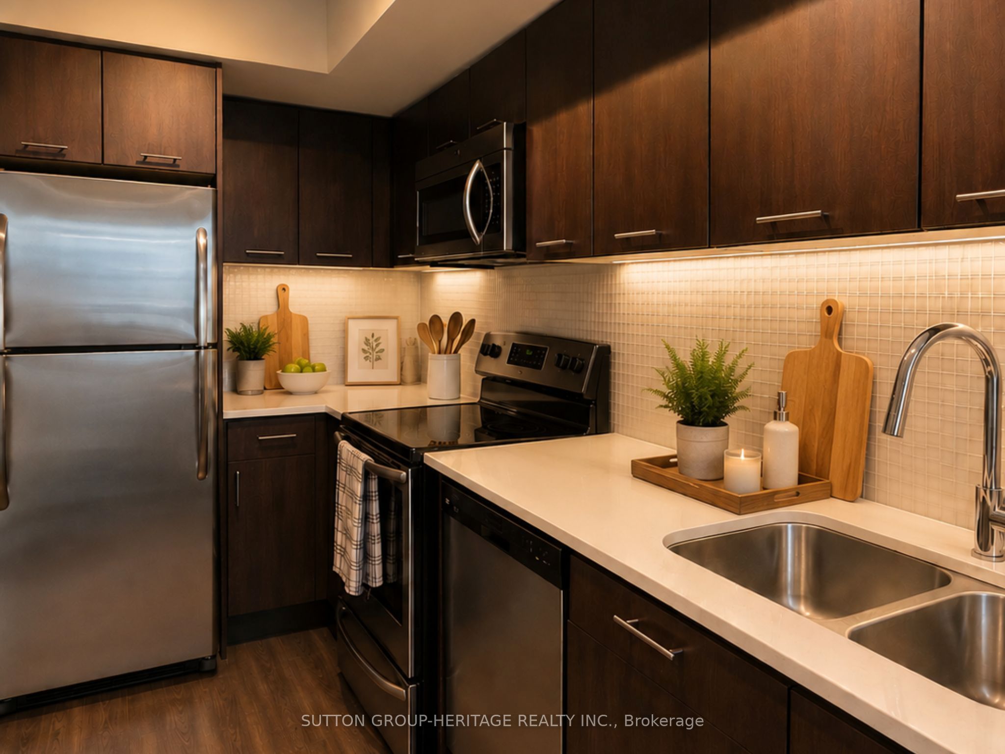 2212 Lake Shore Boulevard W 907