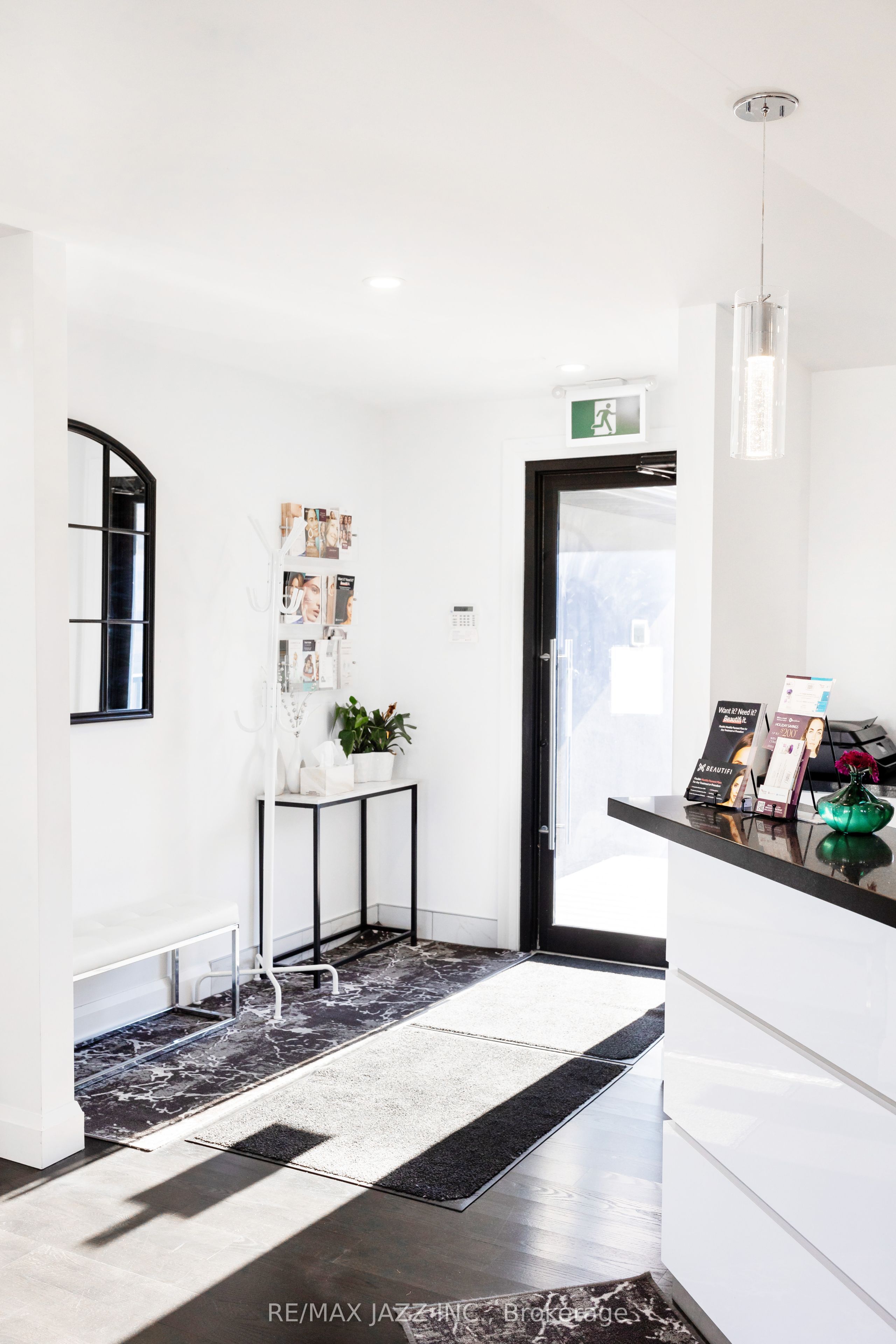 1533 Dundas Street E