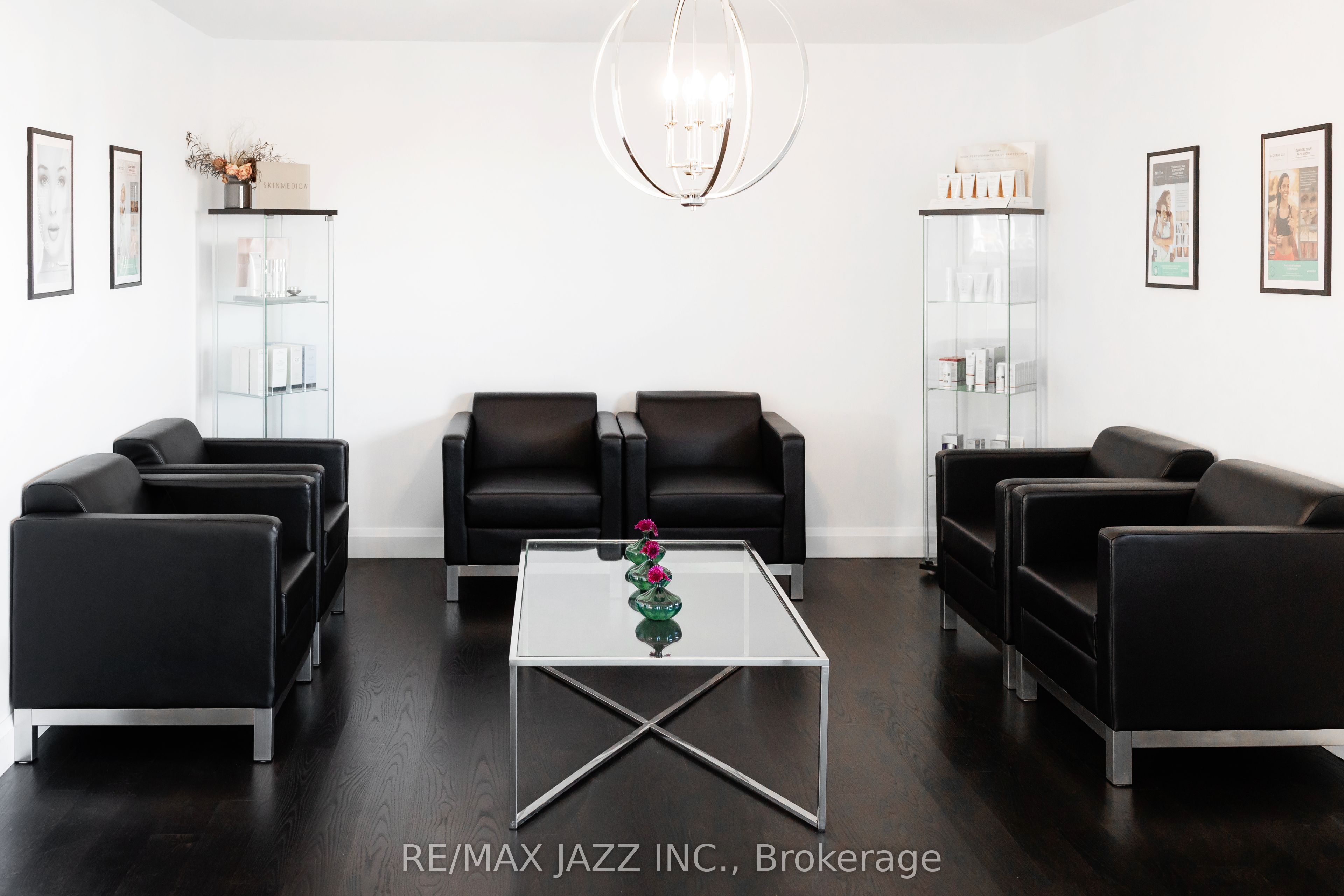 1533 Dundas Street E