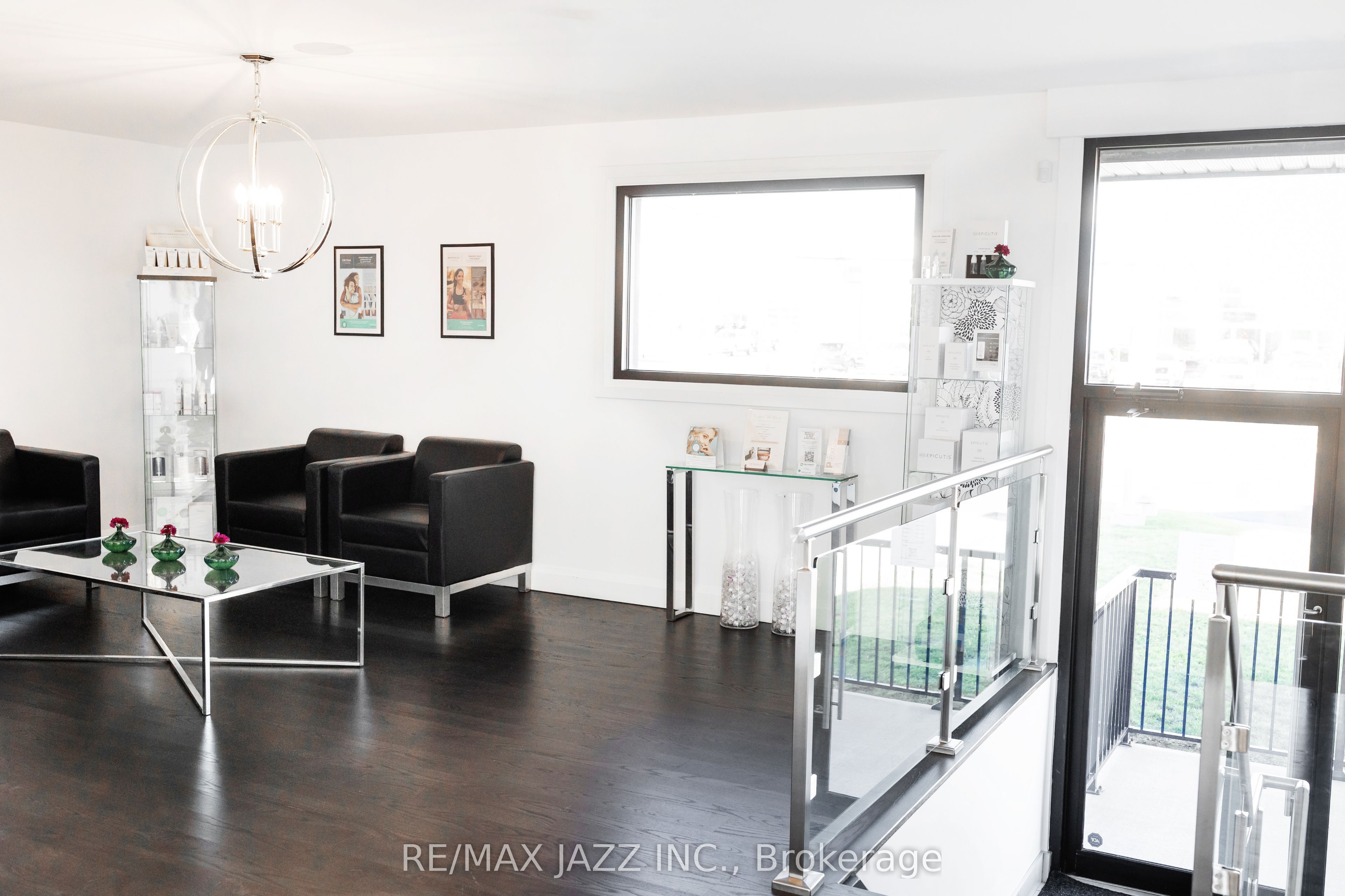 1533 Dundas Street E