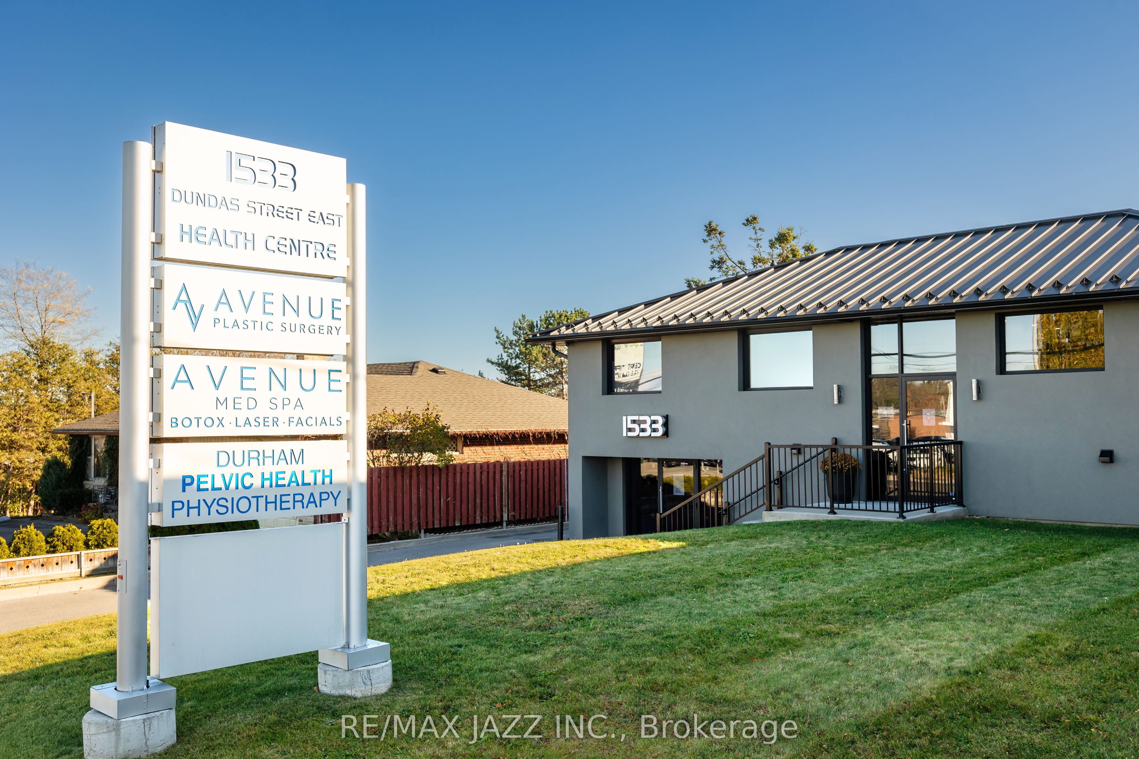 1533 Dundas Street E