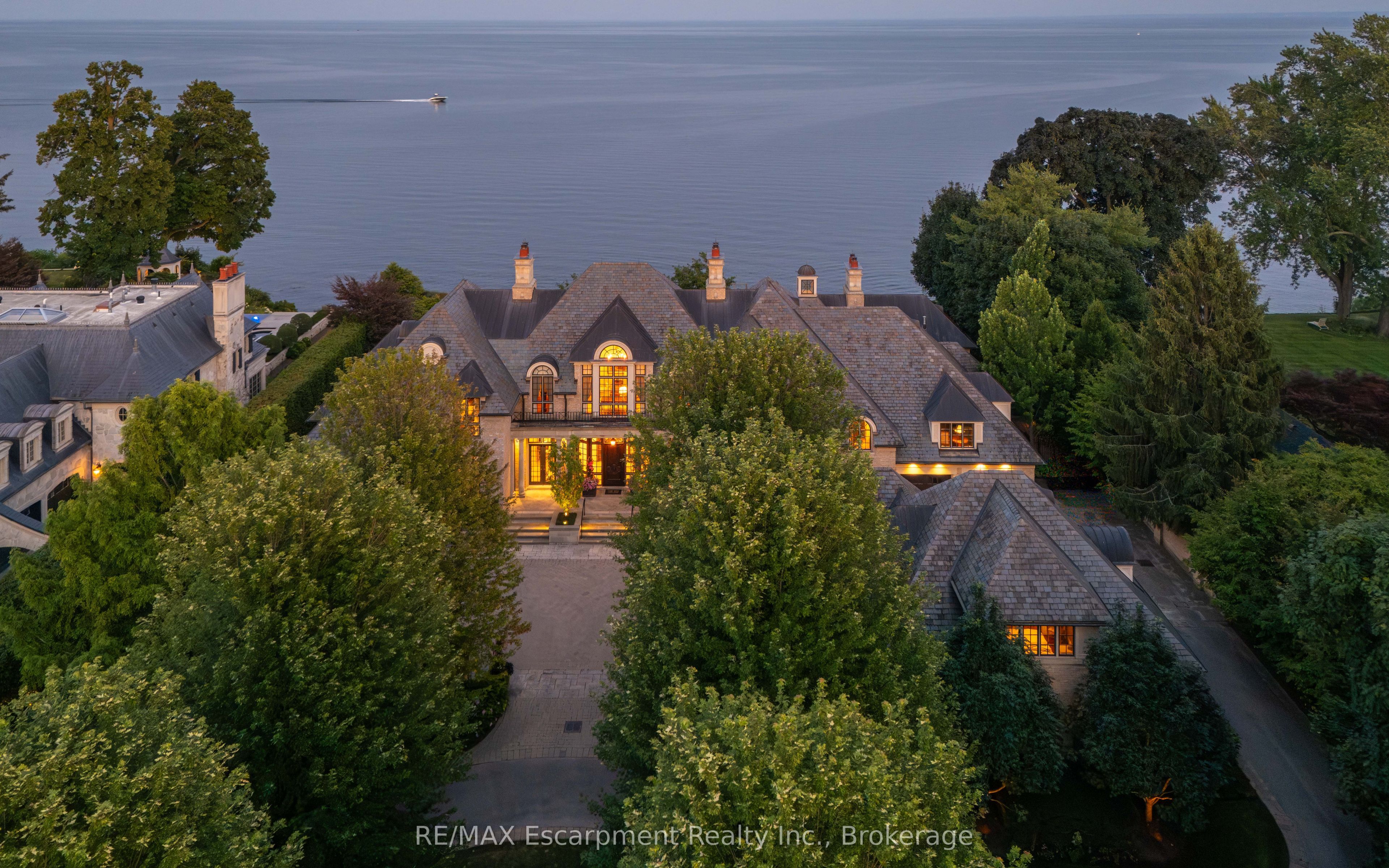 2054 Lakeshore Road E