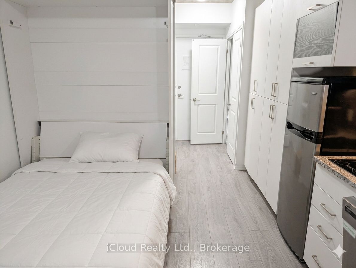 1900 Simcoe Street N 518